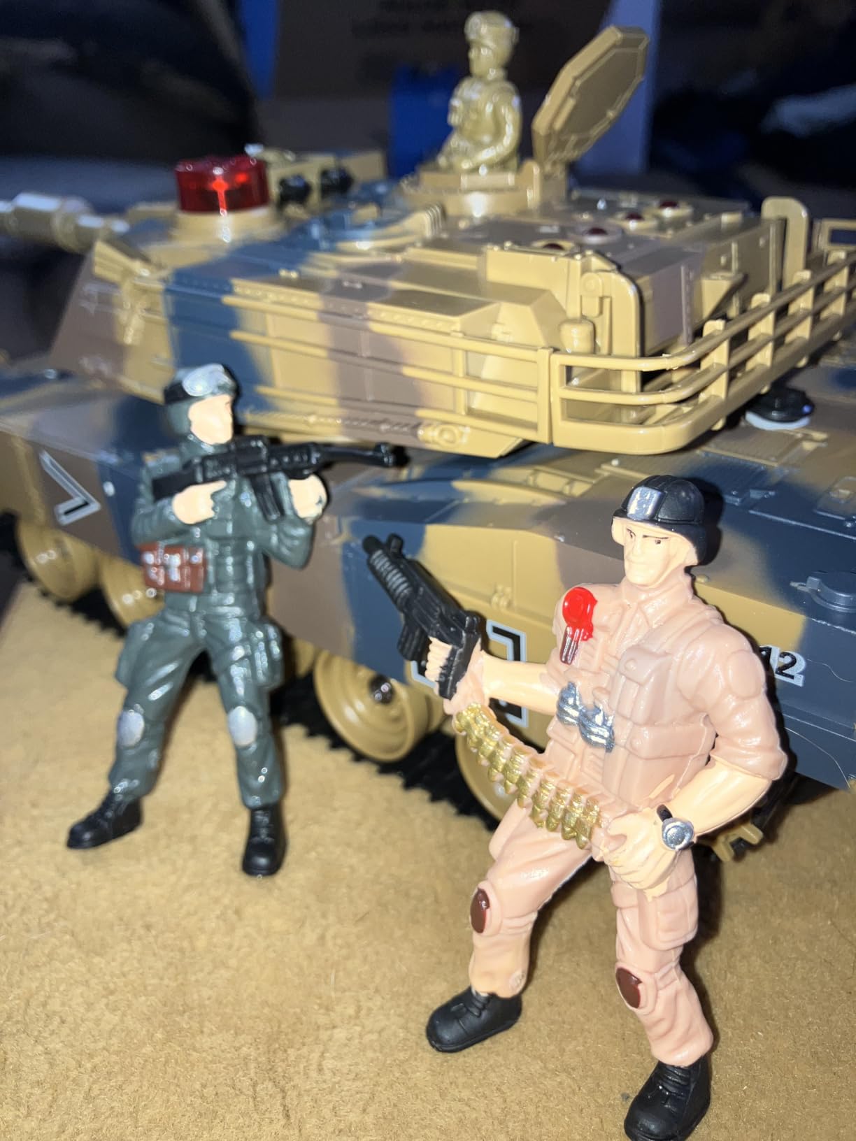 1/24 RC Tank, US M1A2 Army Toys with Sound Effects, Lights and Smoke, 2.4GHz Remote Control Tank for Boys, Infrared Battle Toy with Smoke and Sound Effect Gift for Kids Aged 4+ customer photo 3