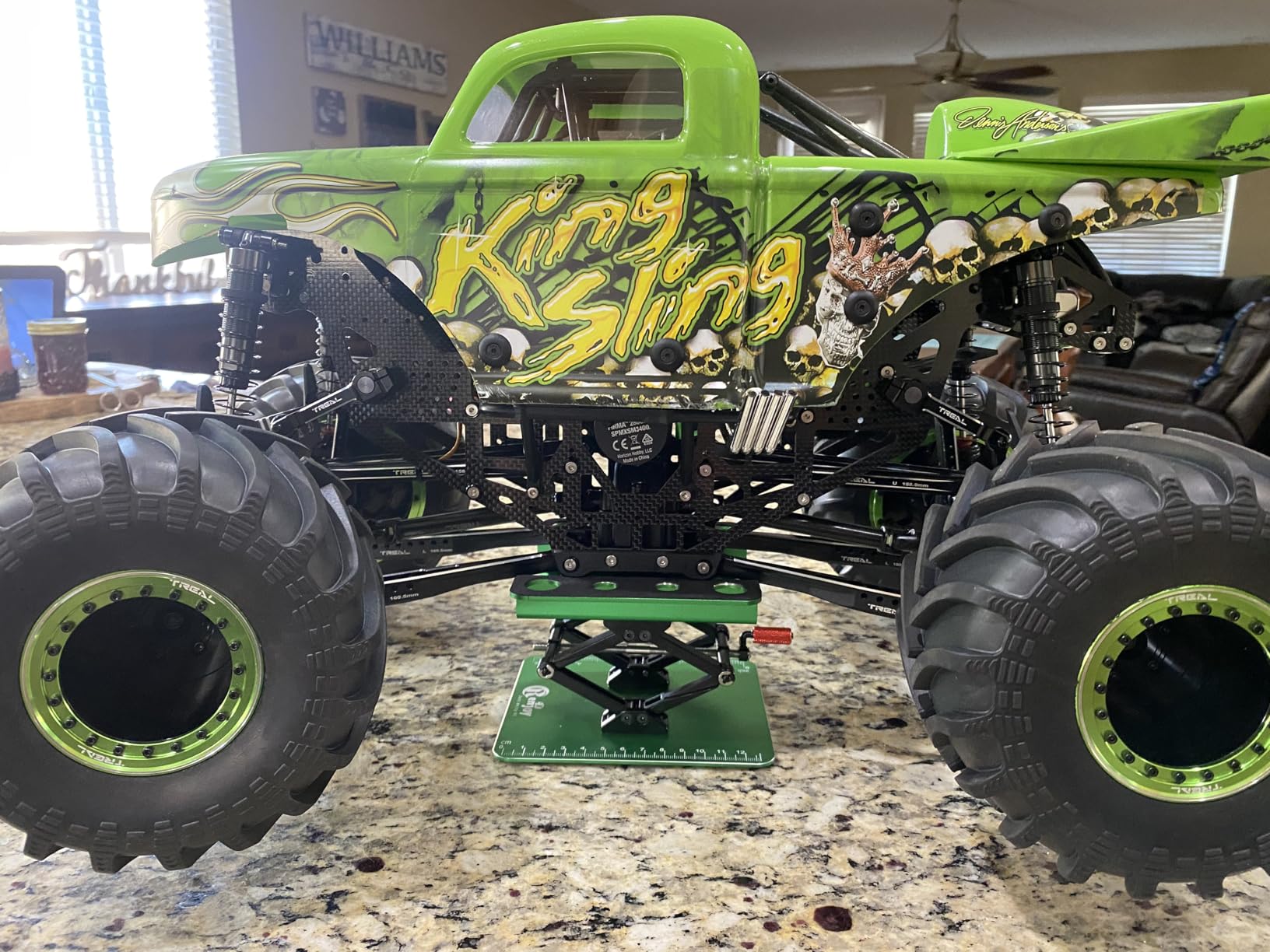 RC Car Work Stand Aluminum Repair Workstation Lift Lower with Screw Tray and Silicone Working Mat for Traxxas TRX4 Axial Arrma Redcat Losi 1/8 1/10 1/12 RC Car Tool customer photo 2