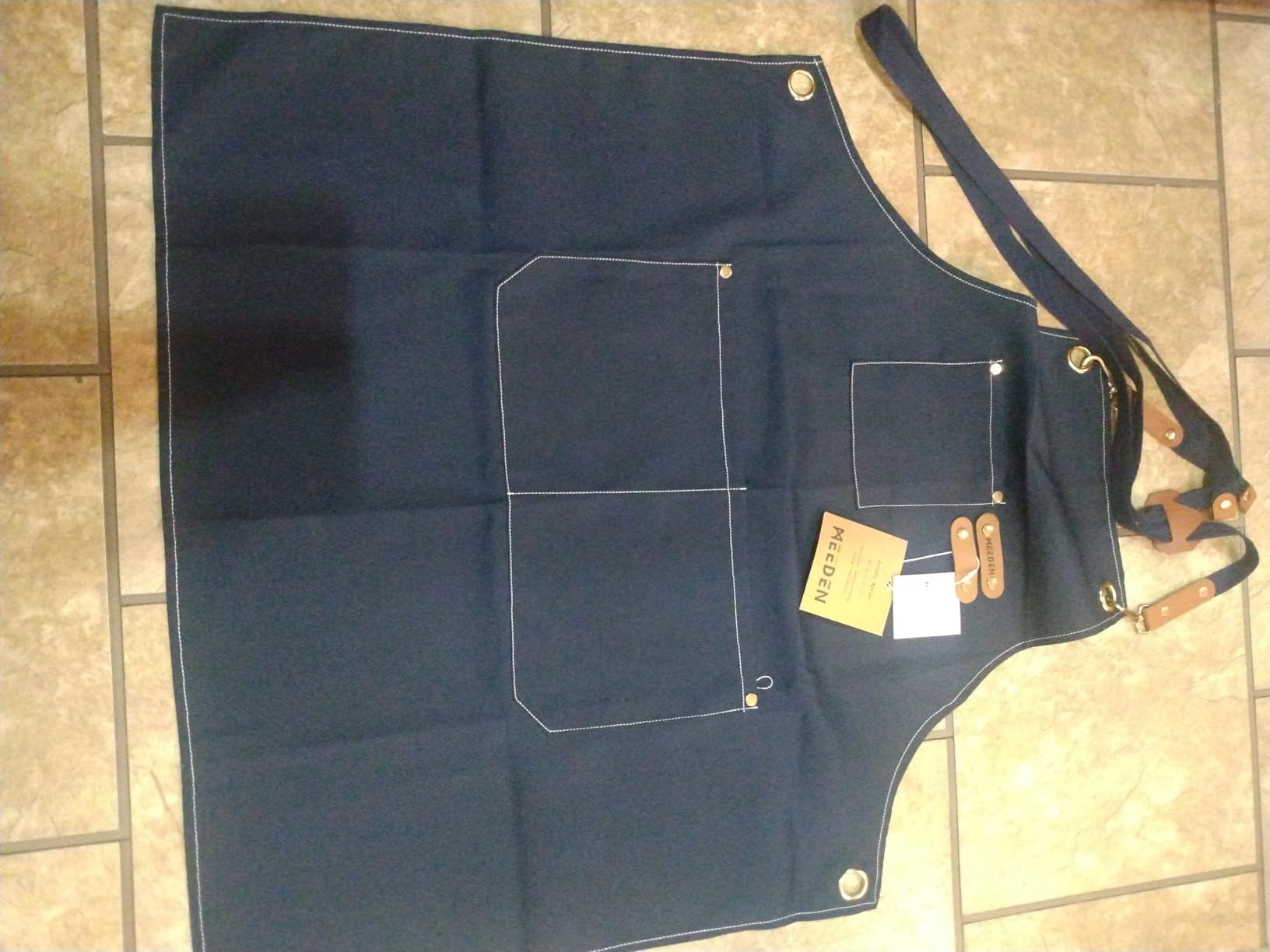 MEEDEN Painting Apron for Men Women: Adjustable Cross Back Waterproof Polyester Canvas Art Apron with 3 Pockets - Artist Apron for Acrylic Oil & Watercolor Painting, Gardening, Cooking - Black customer photo 1