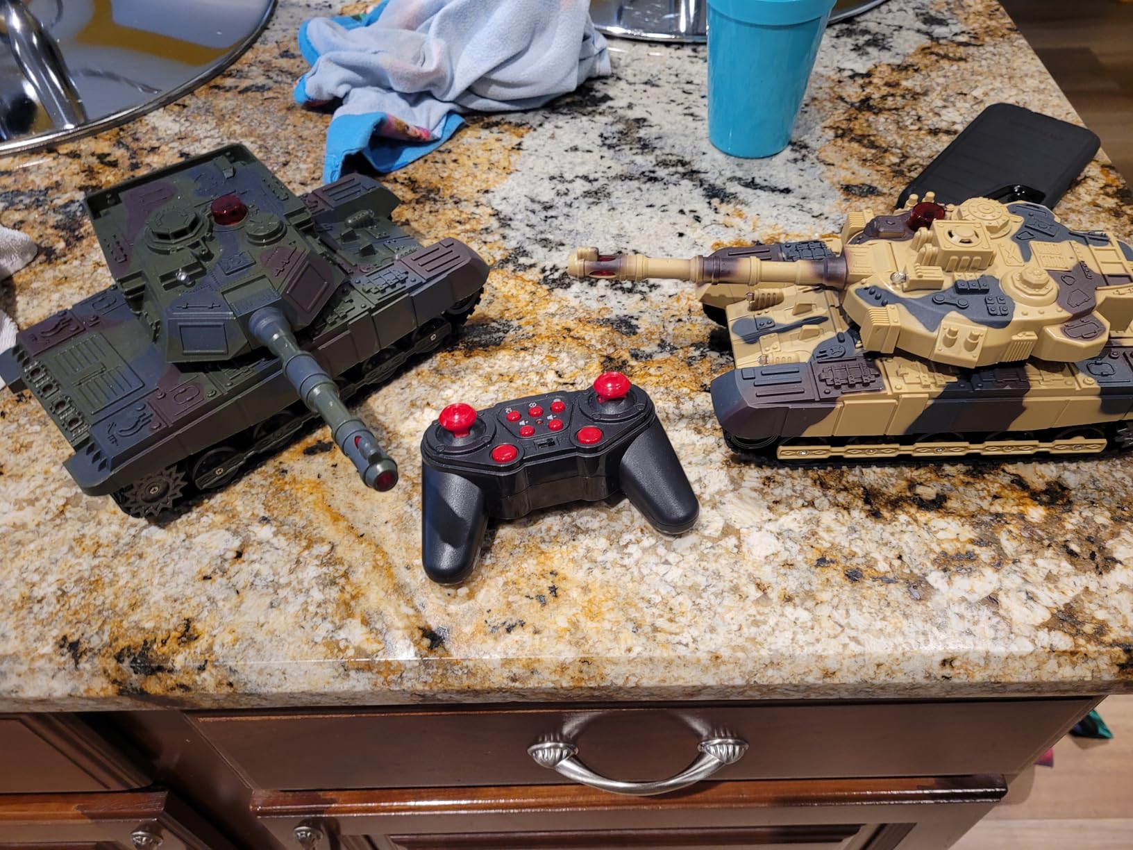 Supdex 1/28 RC Battle Tank Set, Remote Control Army Toy That Shoots for Kids and Adults, 2.4G Military Tank Model Toy for Boys Age 6+ Years Old with Sound and Lights customer photo 2