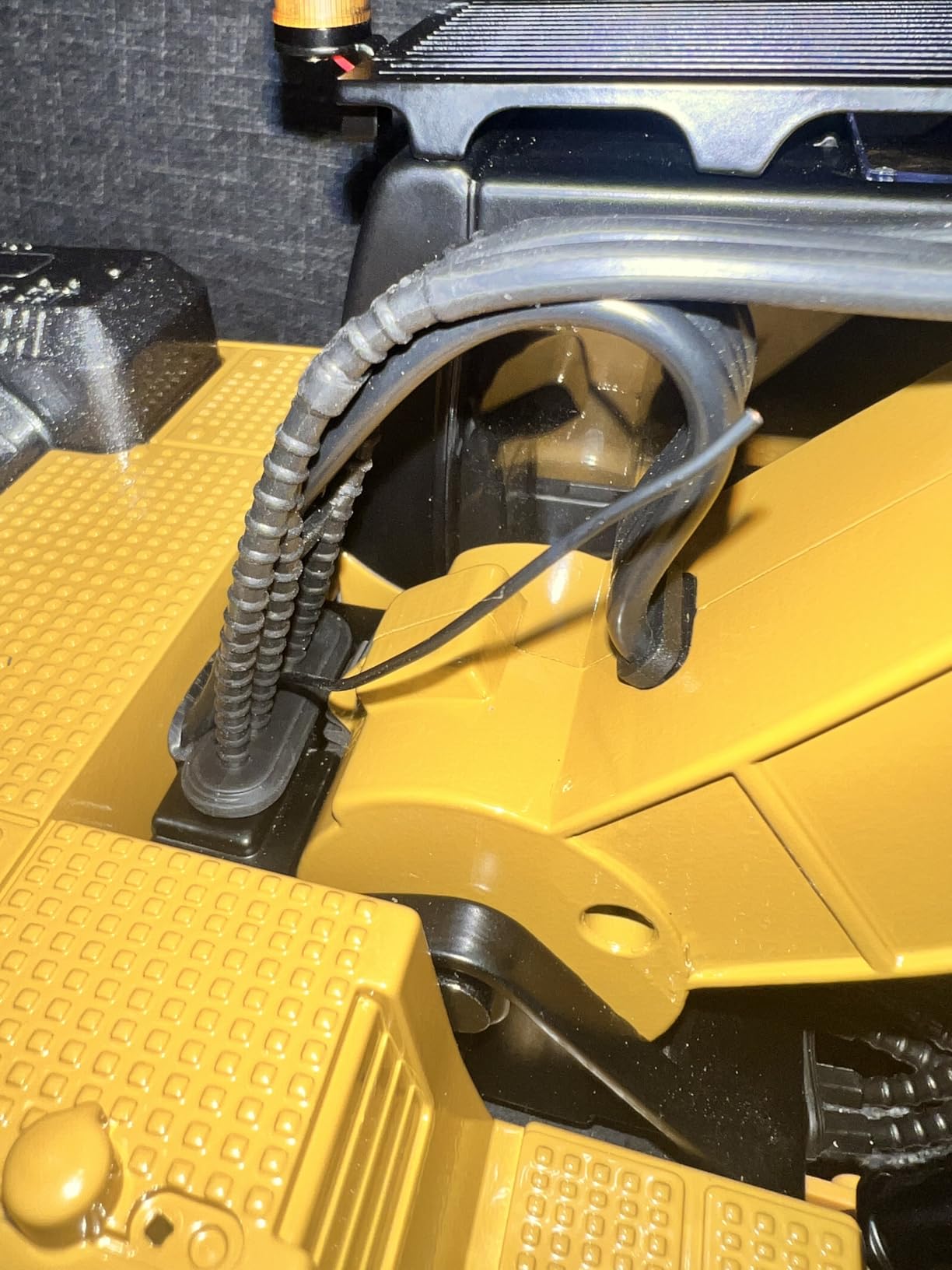 TOUCAN RC HOBBY US in Stock 1/14 Metal Excavator Model HUINA New Upgrade 580 Engineering Vehicle Electric Ball Grabber 360 Rotating Shear Claw Sound Lights for Ages 14+ Gift customer photo 1