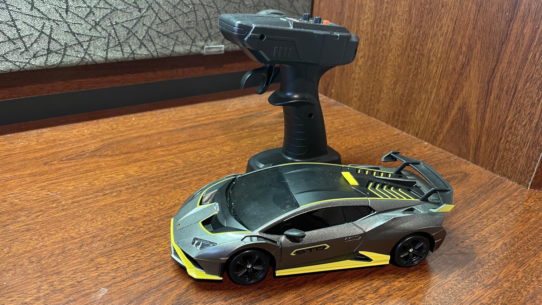 YONCHER RC Drift Car, Remote Control Car for Kids Ford Mustang Shelby GT500 Officially Licensed, 1:24 20KM/H 4WD with Lights, Fast Racing Toy Car for Boys Girls, Black customer photo 2