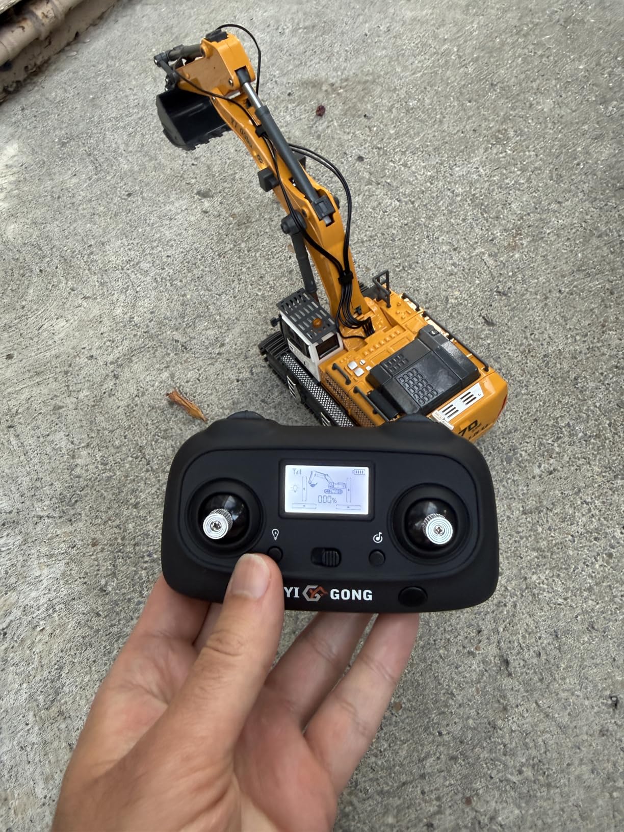 Adult Metal Mini 1:50 Remote Control Excavator is a Screw-Driven Excavator that Comes with Two Batteries and a Carrying case. It's an for Model Enthusiasts and Children customer photo 1