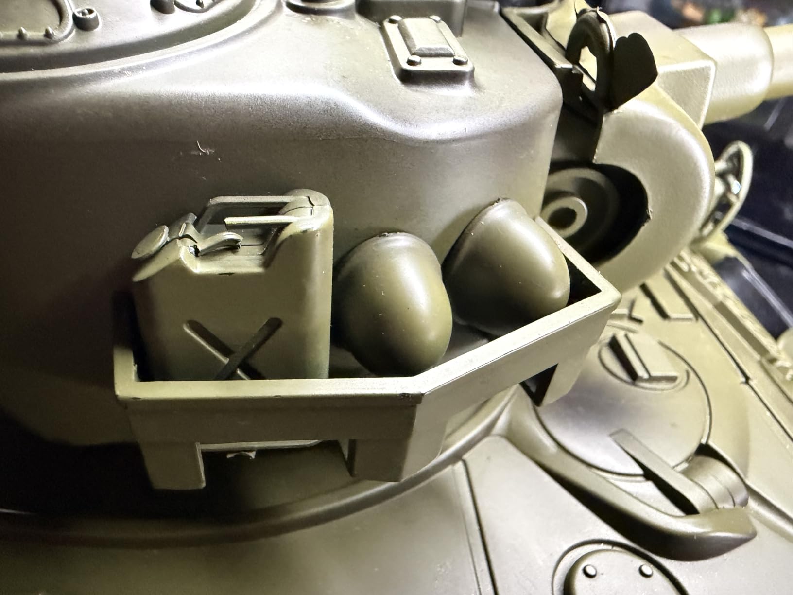 Supdex 1/18 RC Tank, 2.4G US M4A3 Sherman Remote Control Tank That Shoot BBS with Smoke, Sound and Lights, 165ft Remote Control Army Model Toy, Military All-Terrain Vehicle for Kids & Adults customer photo 2