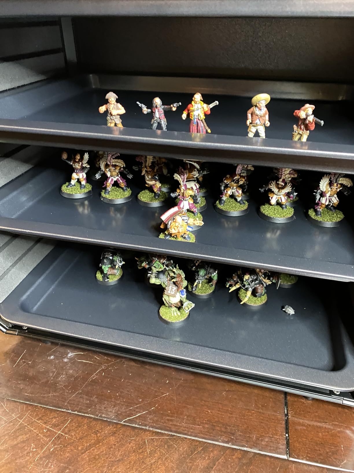 Miniature Carrying Case, Aluminum Alloy Frame & Clear Window for Display & Secure Transport Miniature Storage Case with Lock for Warhammer Miniatures, Figures and Collectibles (Medium) customer photo 2