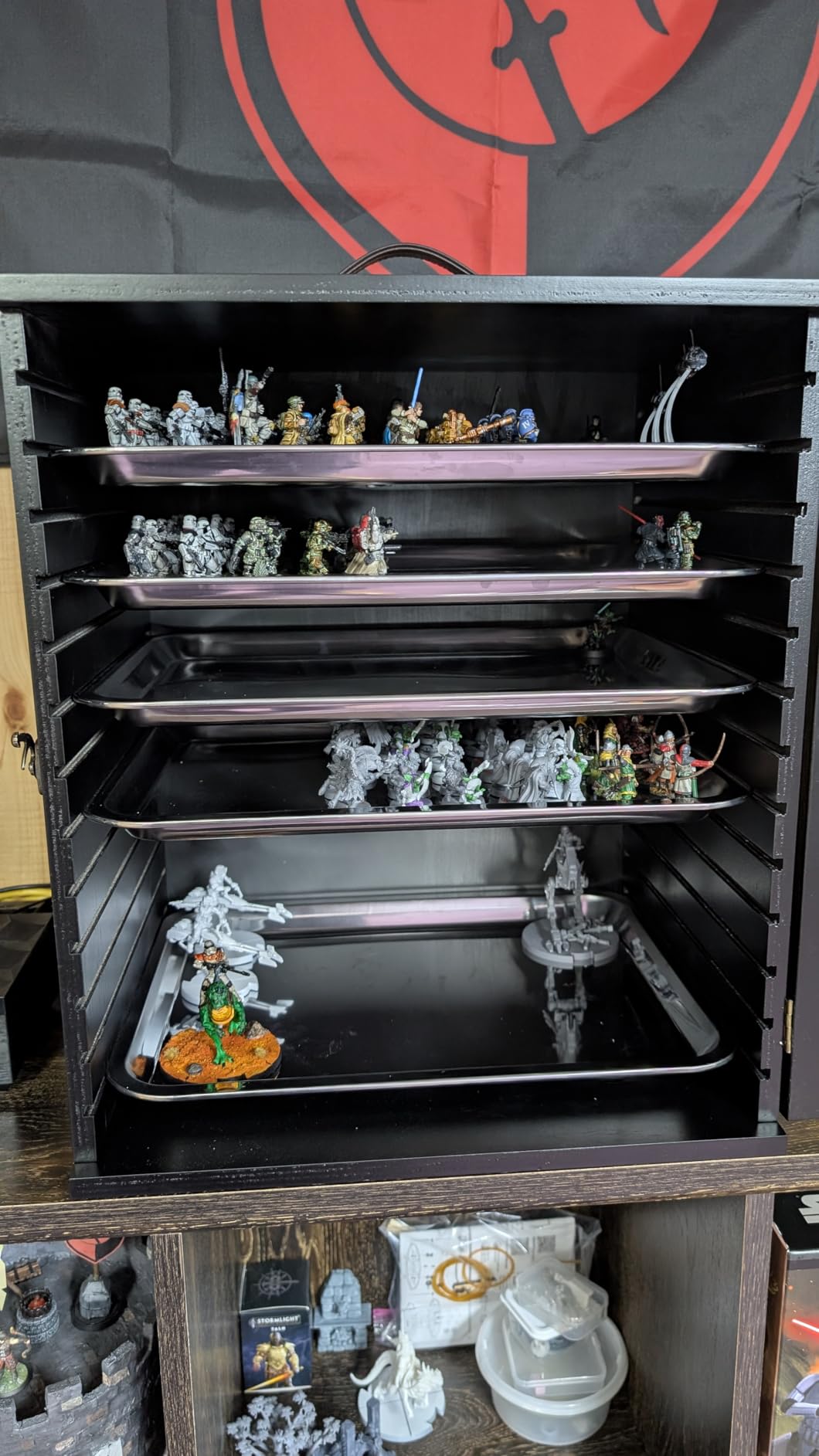 VEVOR Miniatures Storage Case for Warhammer 40k, Fits 2500-3500 Scale Models, Wooden Miniatures Display Holder with 5 Tray, Clear View Miniature Transport Case for Collectibles (Minis Not Included) customer photo 1