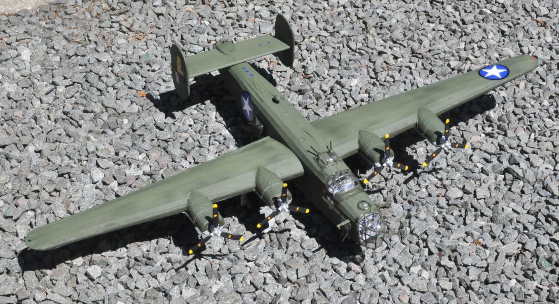 Guillow's Consolidated B-24D Liberator Model Kit, Small customer photo 1