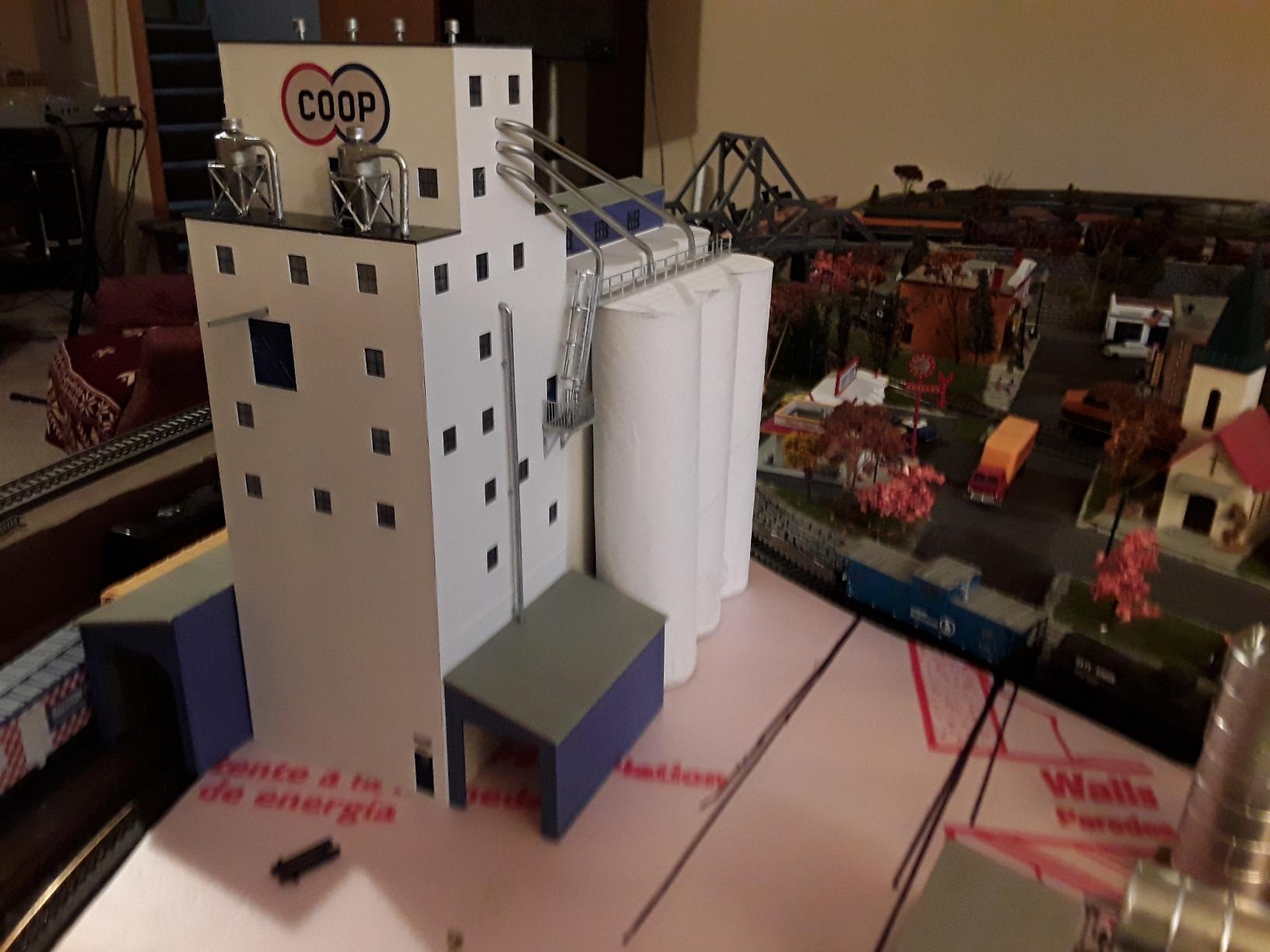 Walthers Cornerstone Series Kit HO Scale ADM Grain Elevator & Accessories customer photo 1