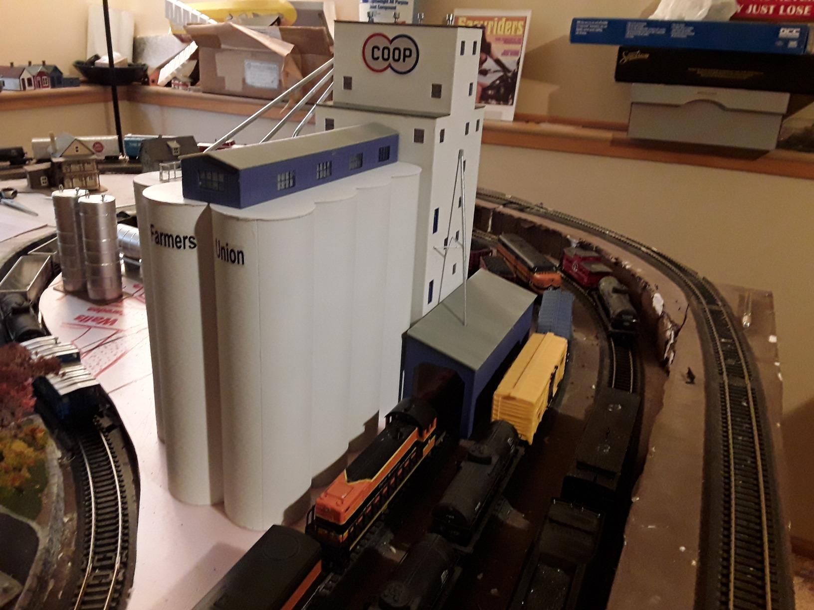 Walthers Cornerstone Series Kit HO Scale ADM Grain Elevator & Accessories customer photo 2