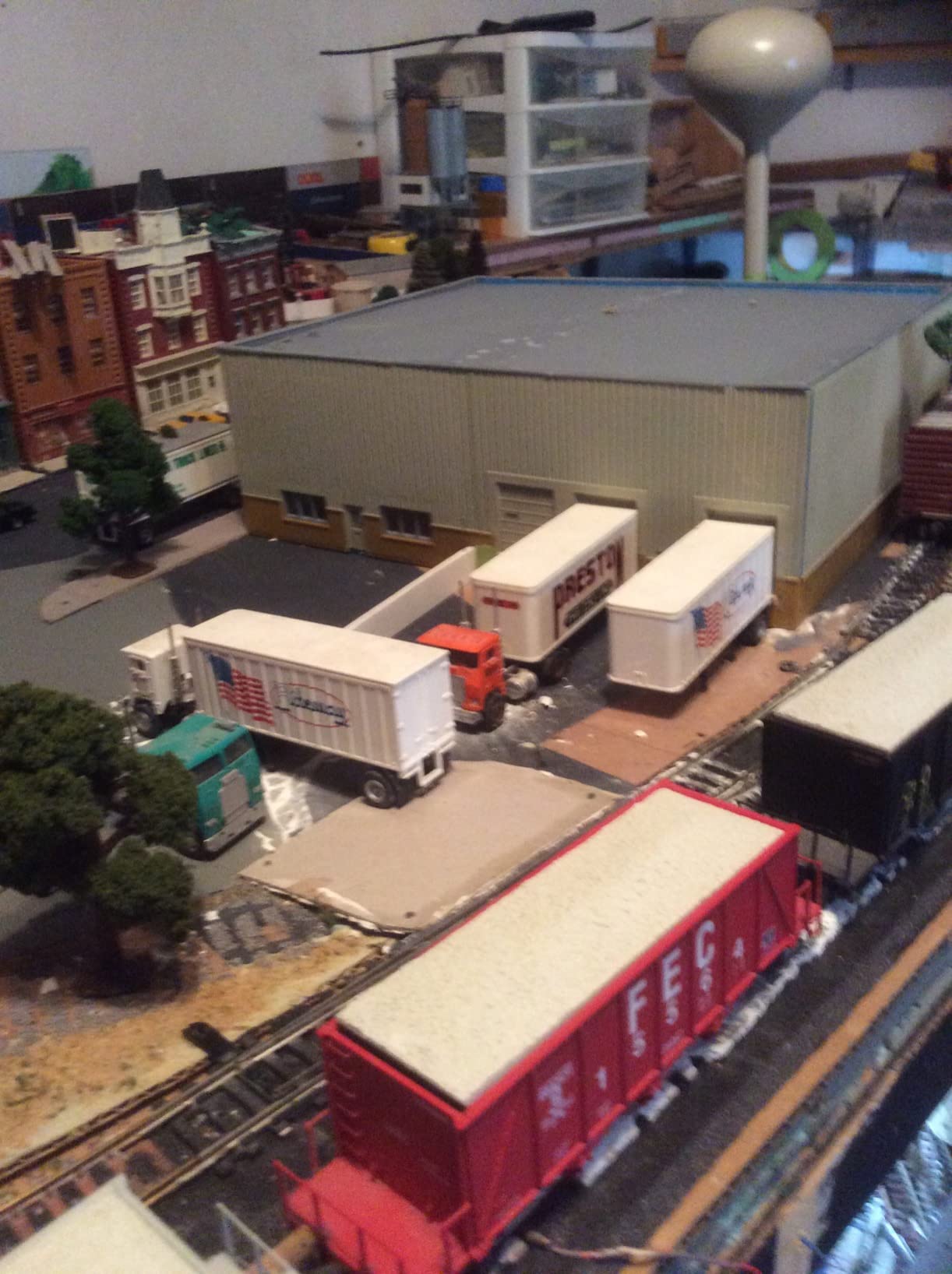 Walthers Cornerstone Lakeville Modern-Style Warehouse 933-2917 HO Scale Model Railroad - Structure Kit customer photo 1
