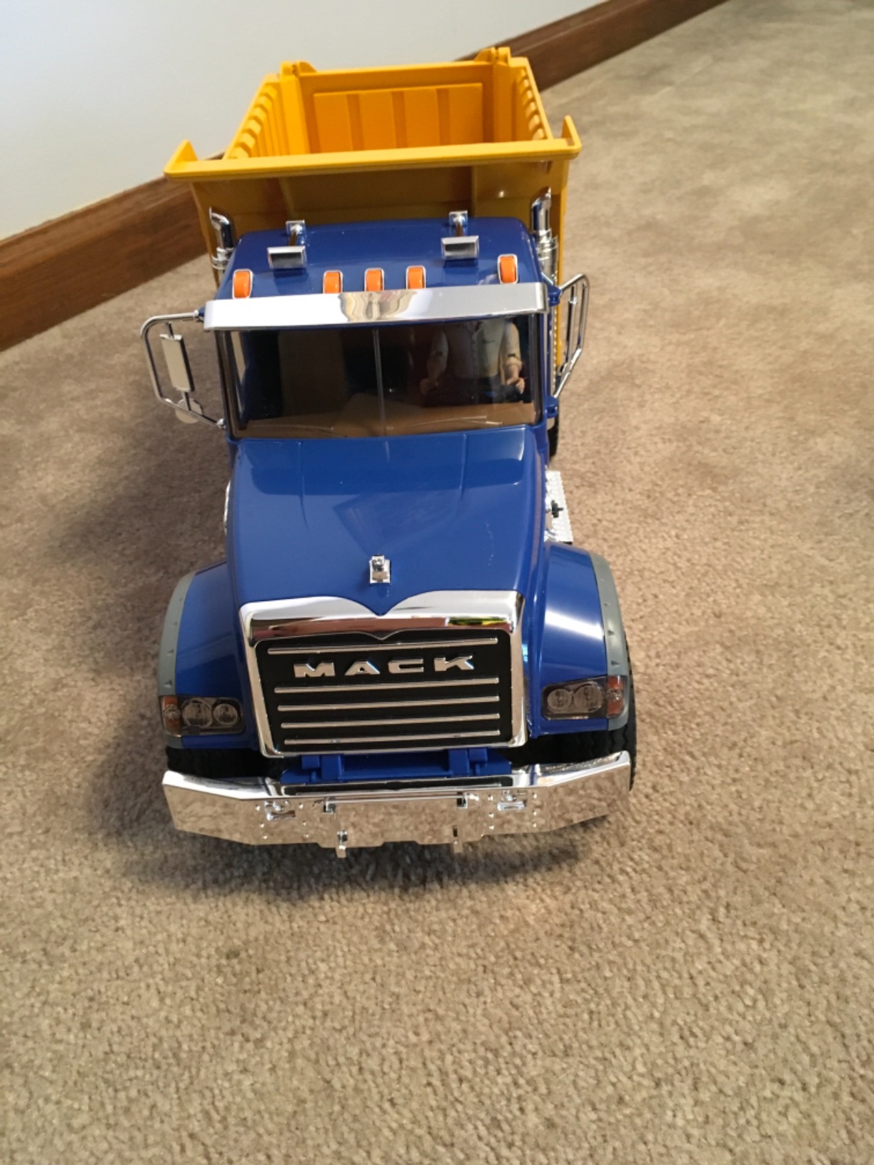 02815 Mack Granite Dump Truck 1:16 Scale customer photo 2