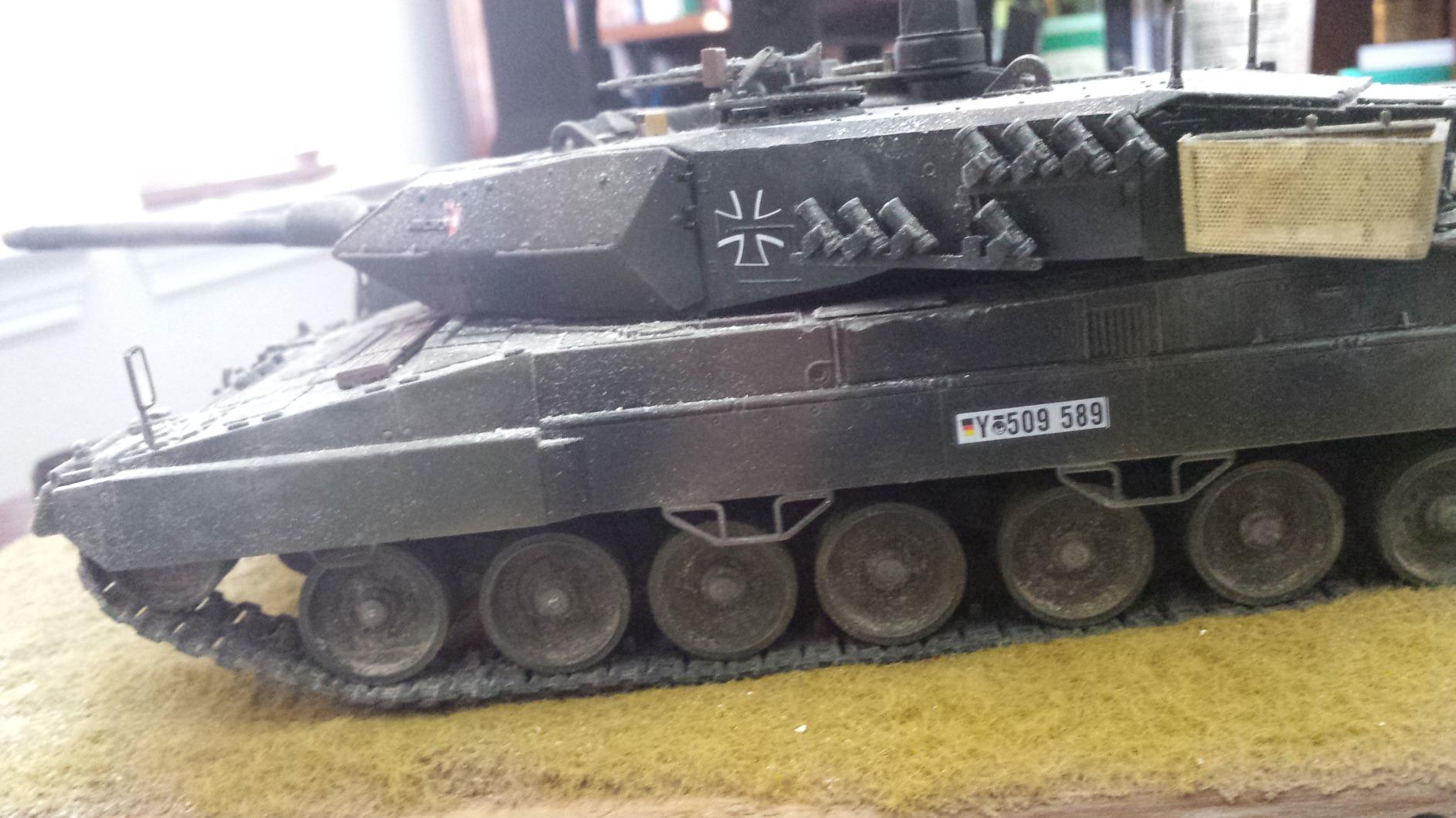 Hobby Boss Leopard 2 A5/A6 Vehicle Model Building Kit (1/35 Scale) customer photo 1