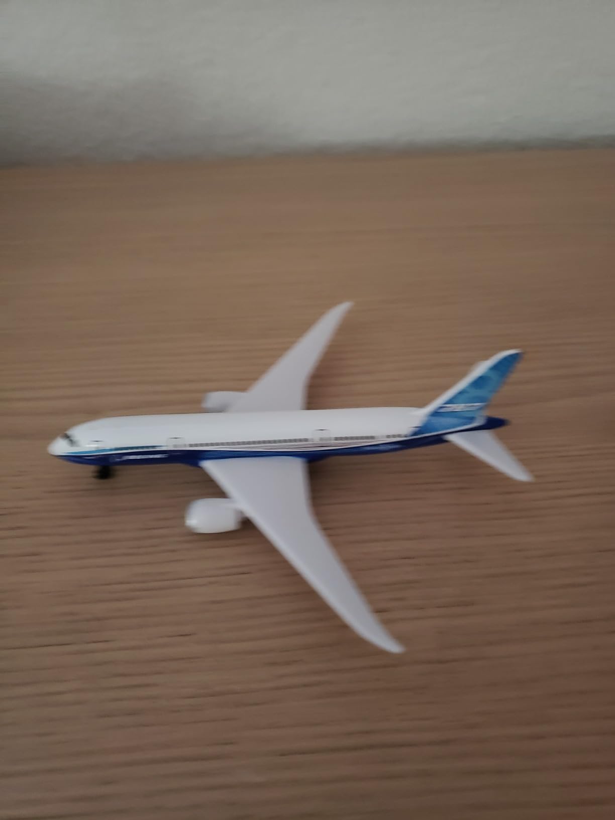 Daron Toy Airplane - Boeing 787 - Die-Cast Metal Model Airplane Toy with Plastic Parts for Kids Ages 3+ customer photo 1