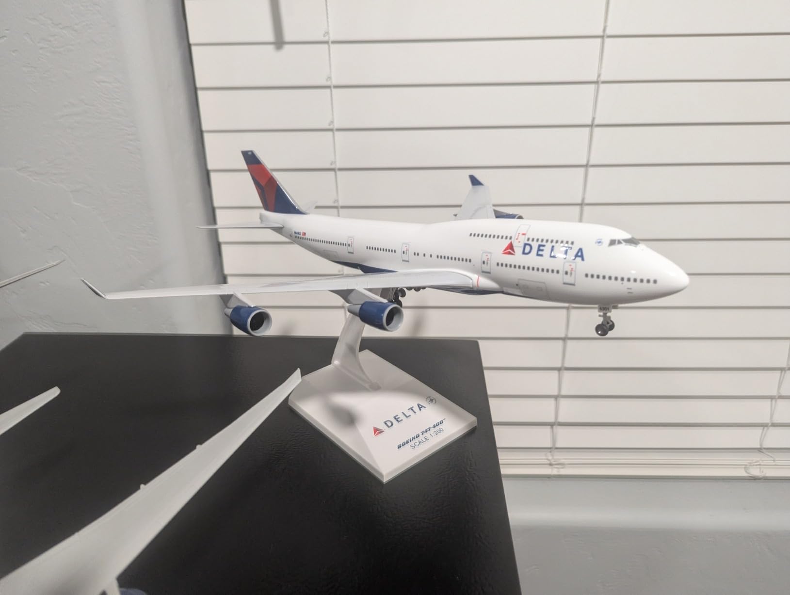 Daron Skymarks Delta 747-400 Airplane Model Building Kit with Gear, 1/200-Scale, White customer photo 1