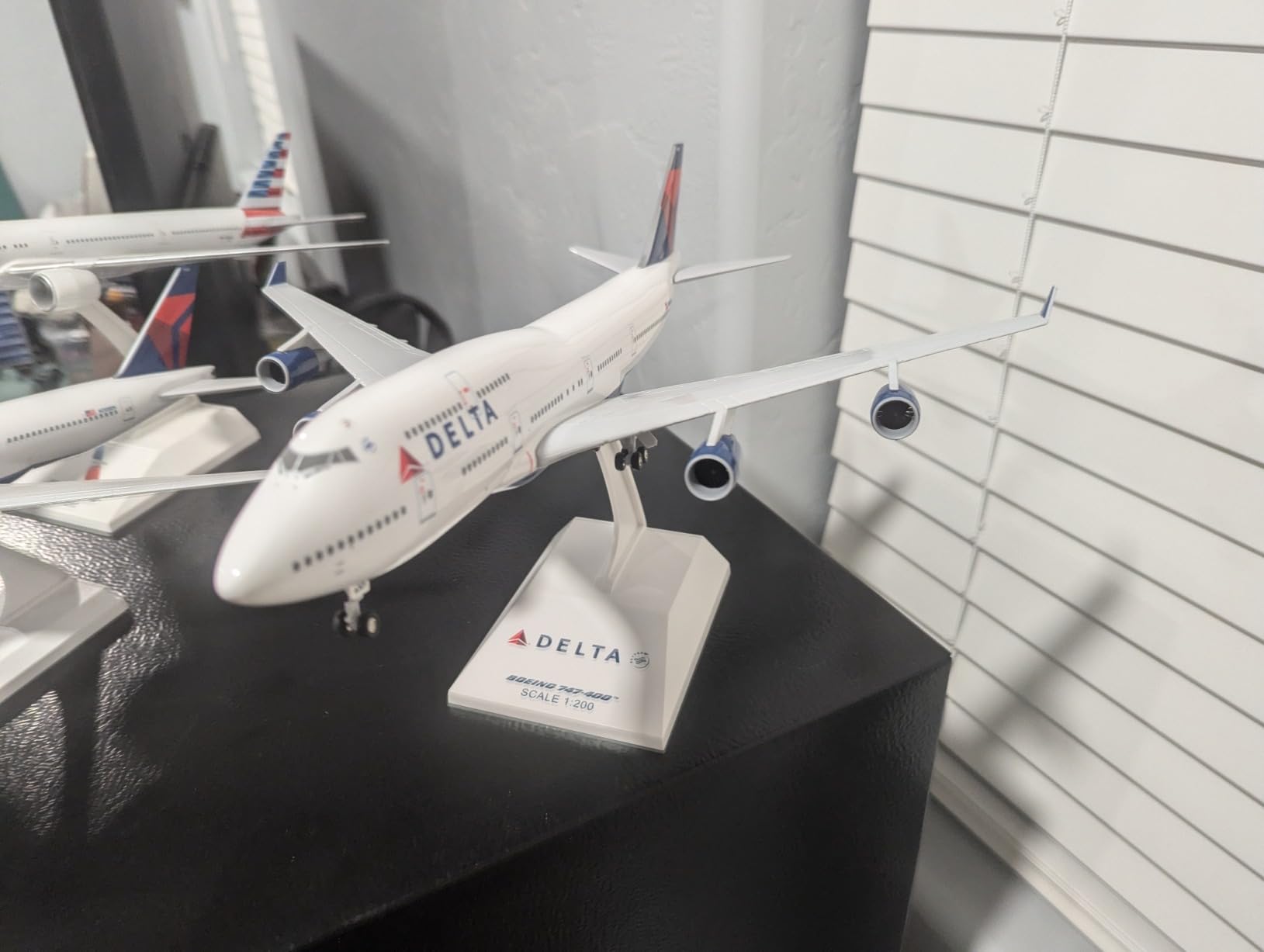Daron Skymarks Delta 747-400 Airplane Model Building Kit with Gear, 1/200-Scale, White customer photo 2