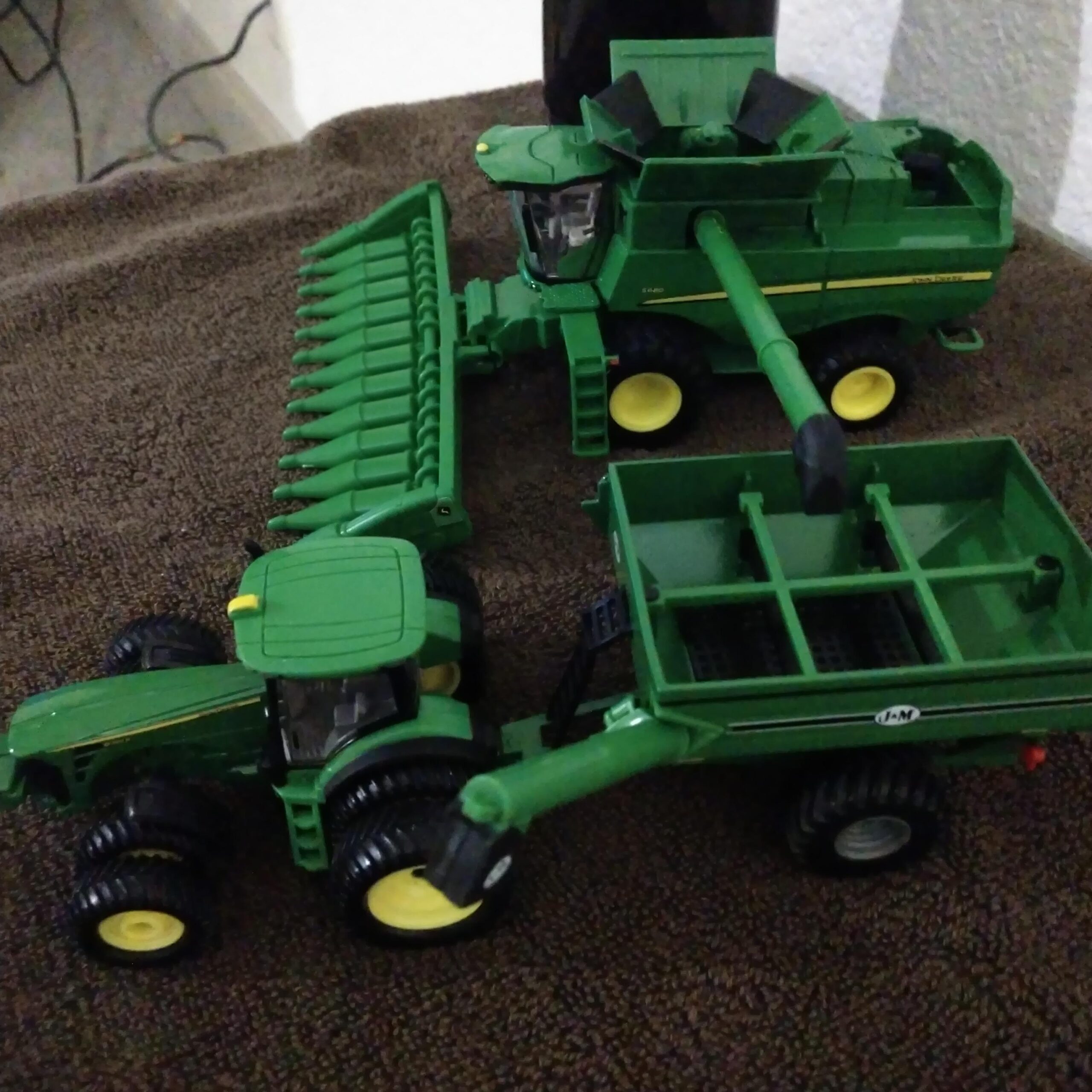 ERTL Big Farm John Deere Tractor Toy with J&M Grain Cart - 1:64 Scale - Farm and Construction Toys - Authentic Die-Cast John Deere Tractor Toys - 8 Years and Up customer photo 2