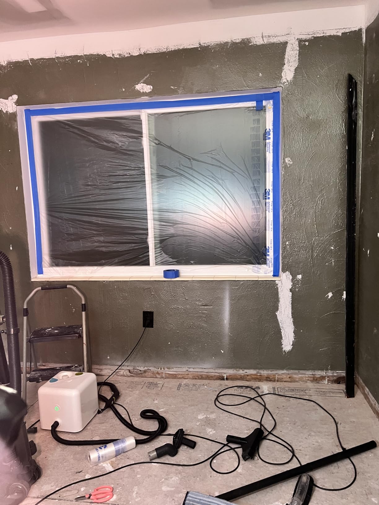 3M Hand Masker Advanced Masking Film, 72 in x 90 ft, Static Cling Keeps Film in Place, Prevents Liquids From Bleeding Through, Flake Resistant, For Indoors & Outdoors Use, 1 Roll (AMF72) customer photo 2