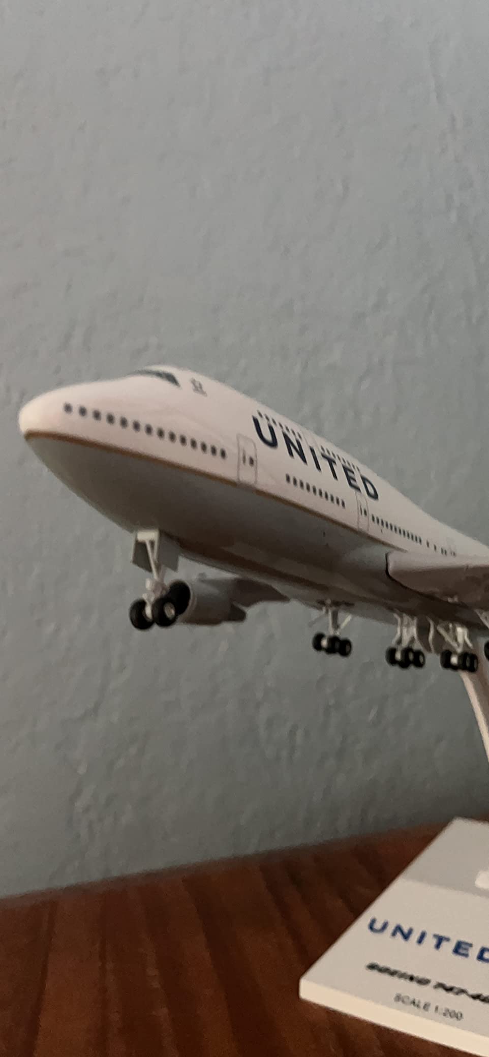 Daron Skymarks United 747-400 Post Co Merge Model Kit with Gear (1/200 Scale), White customer photo 2