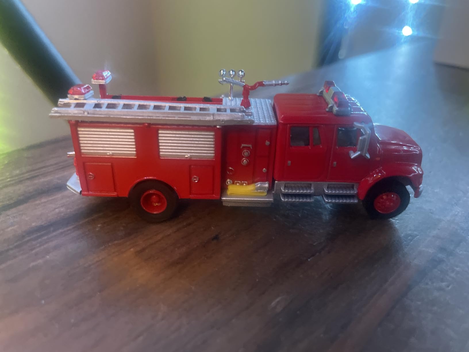Walthers SceneMaster International(R) 4900 Single-Axle Semi Tractor Only-Red 949-11191 HO Scale Model Railroad - Vehicle Model customer photo 2