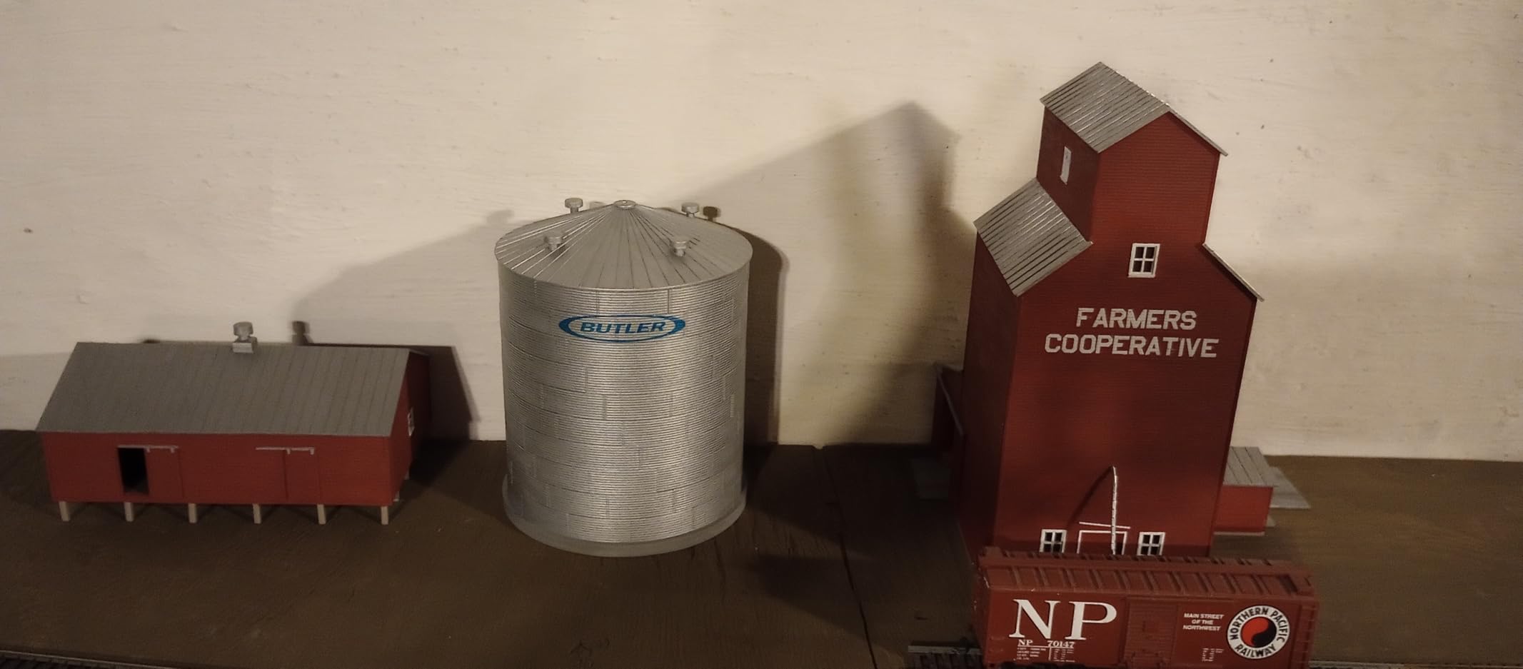 Walthers Cornerstone Big Grain Storage Bin HO Scale Model Railroad Structure Kit customer photo 1