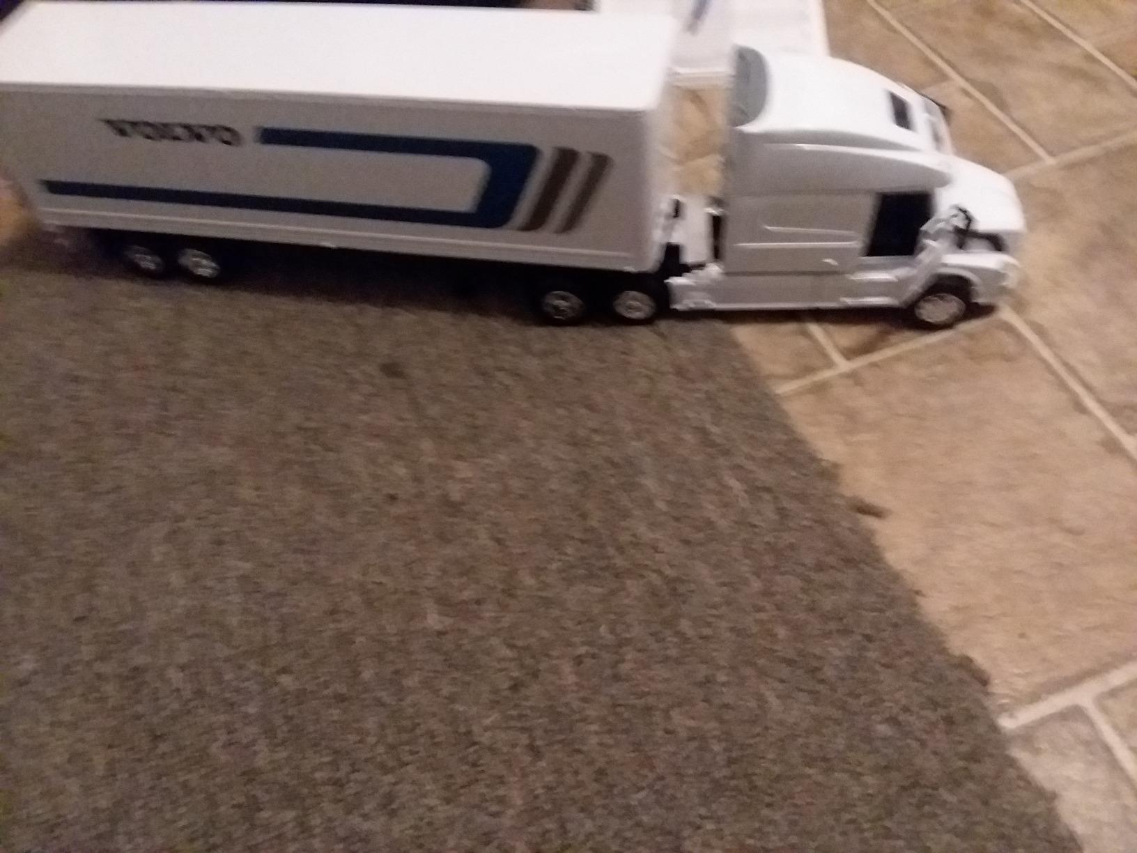 New-Ray Volvo Tractor and Trailer VN-780 1/32 Scale Pre-Built Model Semi Truck White customer photo 2