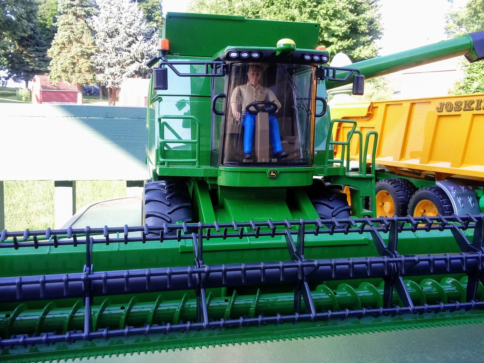 Bruder John Deere T670i Combine Harvester customer photo 2