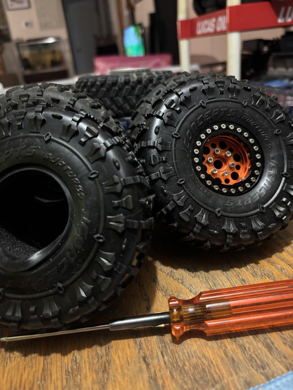 J Concepts 305302 Ruptures, Green Compound, Performance Scaler Tires (for 1.9