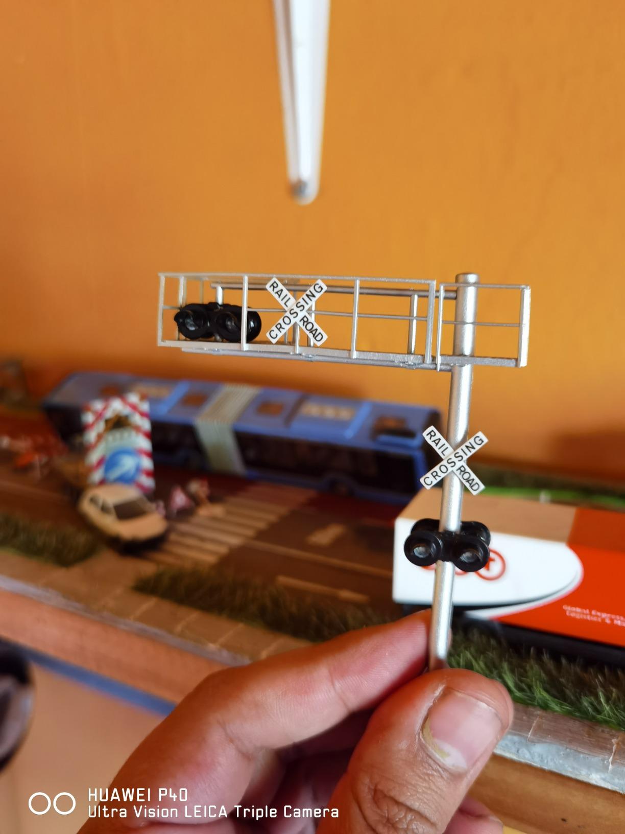 Walthers SceneMaster Modern Cantilever Grade Crossing Signal-Single-Lane 949-4331 HO Scale Model Railroad - Signals Kit customer photo 1