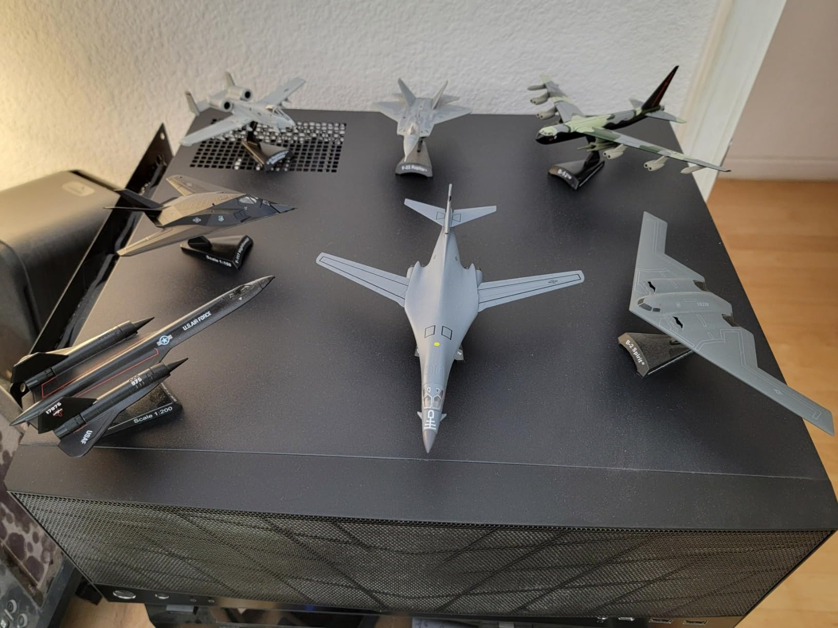 Daron Worldwide Trading 1/221 PS5404-2 Stamp B-1 Lancer Boss Hawg Jet customer photo 1