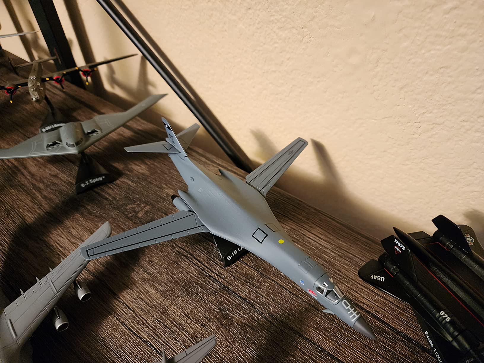 Daron Worldwide Trading 1/221 PS5404-2 Stamp B-1 Lancer Boss Hawg Jet customer photo 2