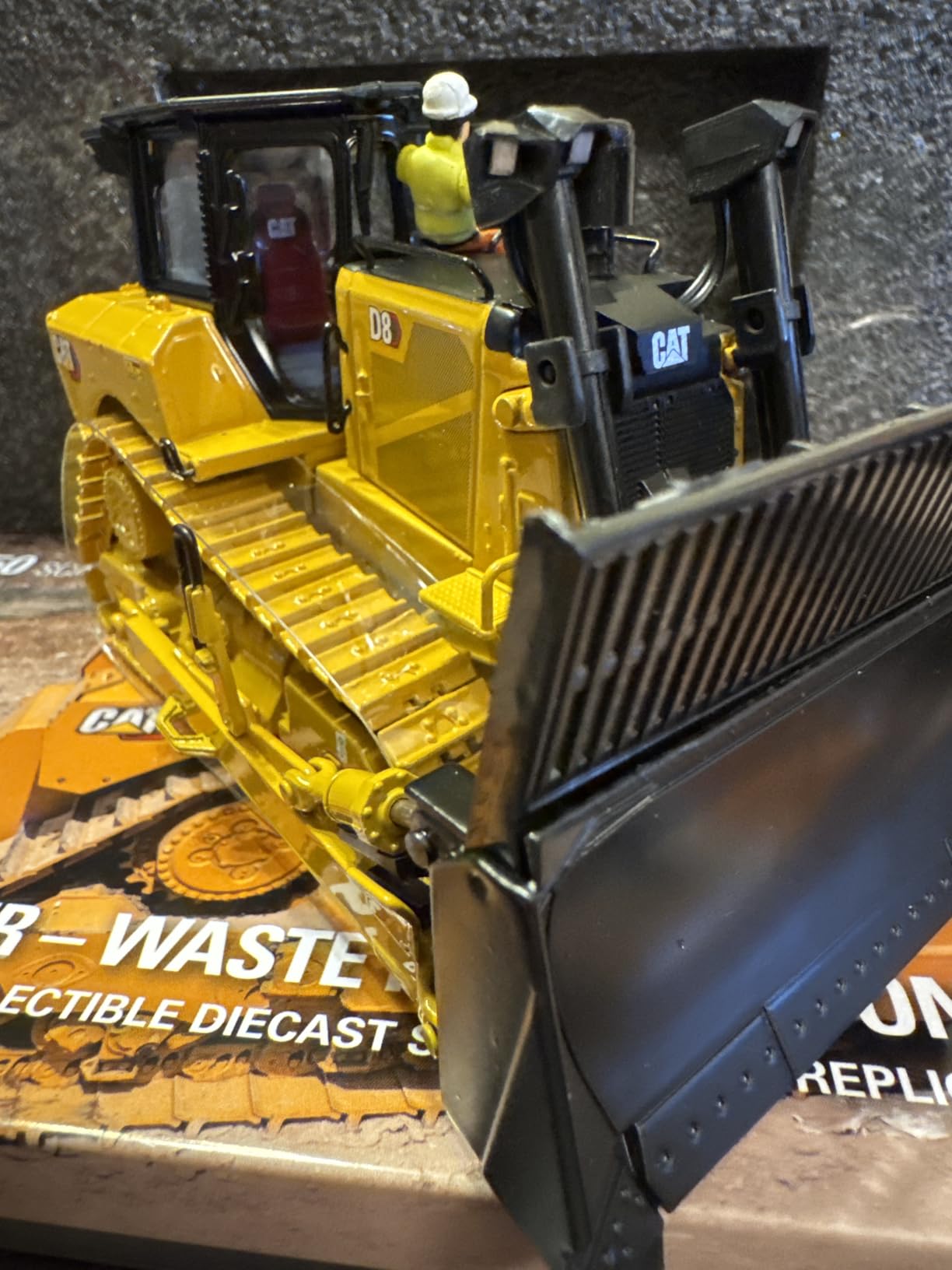 1:50 Scale Cat D9T Bulldozer for Collectors, Caterpillar Track-Type Tractor Construction Vehicle Model Replica, High Line Series, 85944 customer photo 2