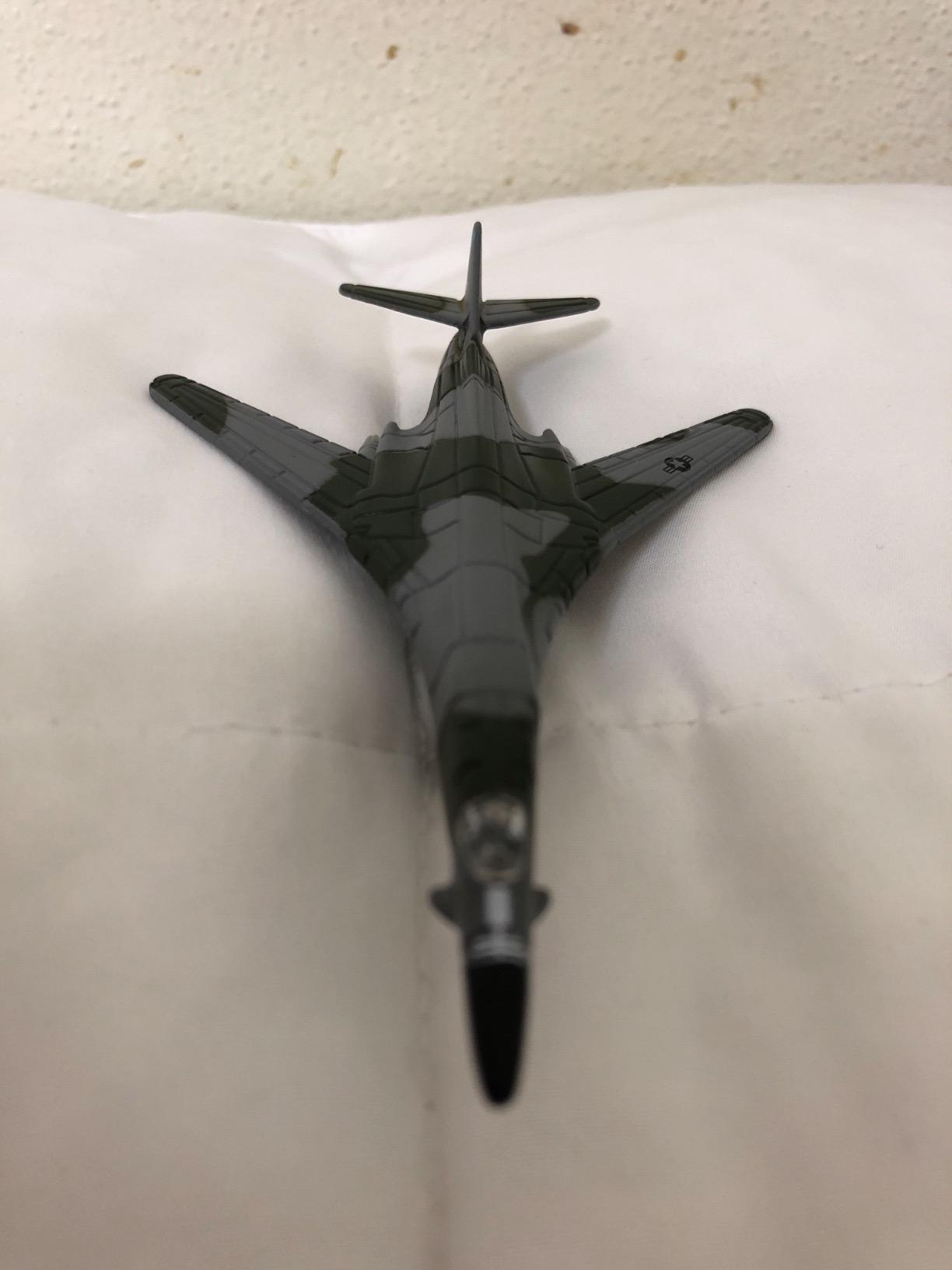B-1B Lancer (1:87 Scale) Die-Cast Airplane customer photo 1