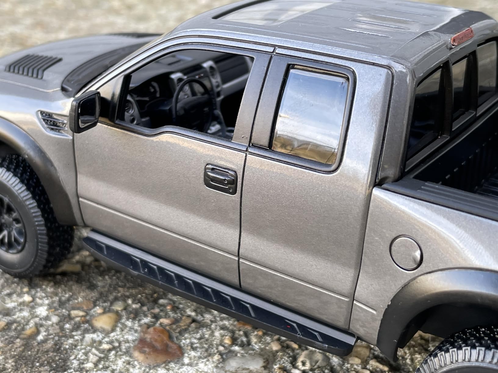 Revell SnapTite Max Ford F-150 SVT Raptor Pick Up Model Kit, Red customer photo 1
