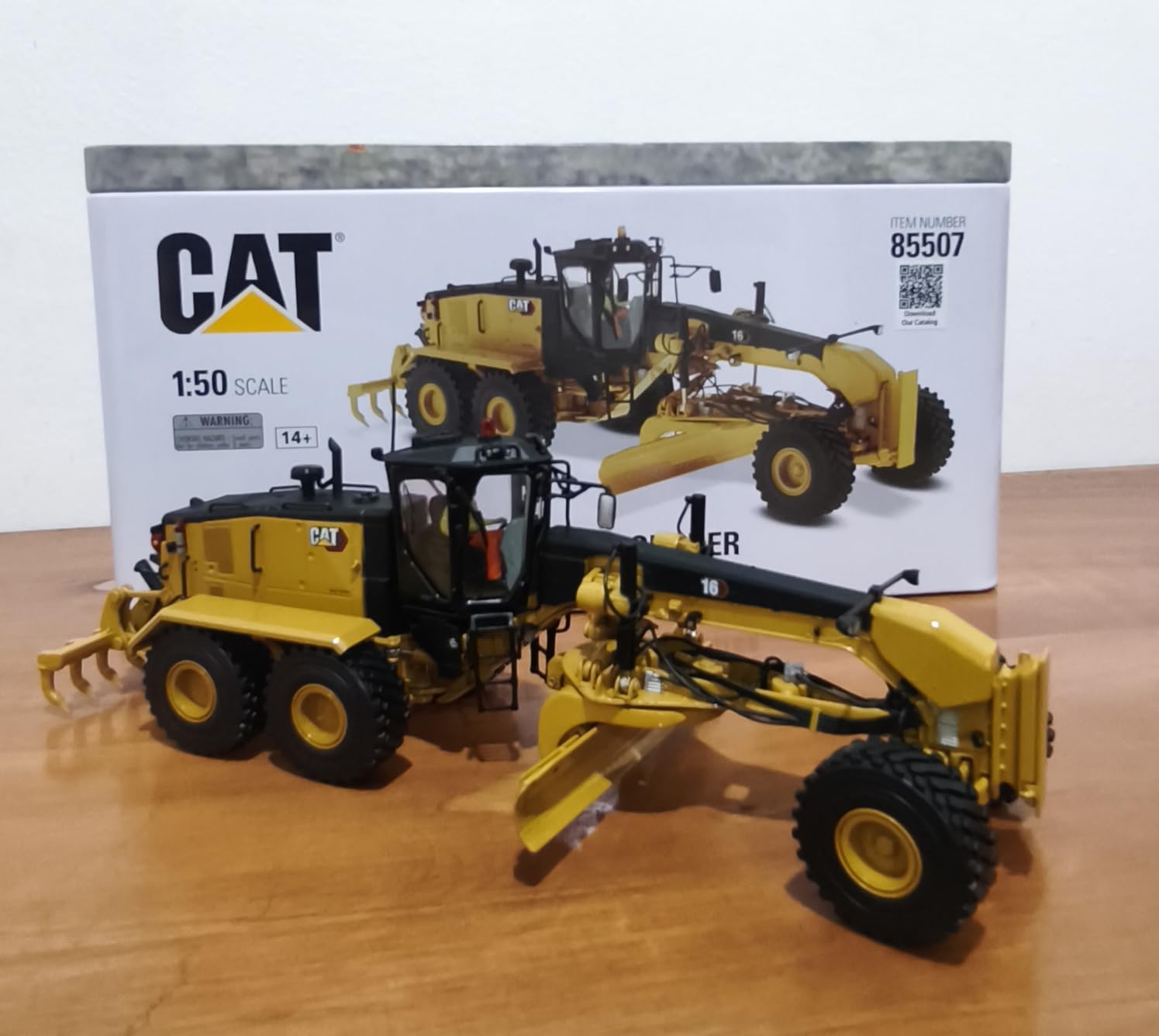 1:50 Caterpillar 16M3 Motor Grader - Diecast Masters High Line Series 85507 customer photo 2