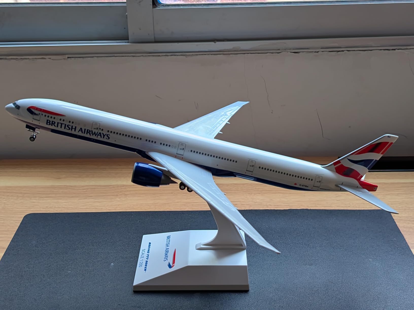 Skymarks Daron British Airways Boeing 747-400 Model Airplane - 1/200 Scale Officially Licensed Plastic Aircraft with Landing Gear & Display Stand - Detailed Collectible Model for Age 3+ customer photo 2