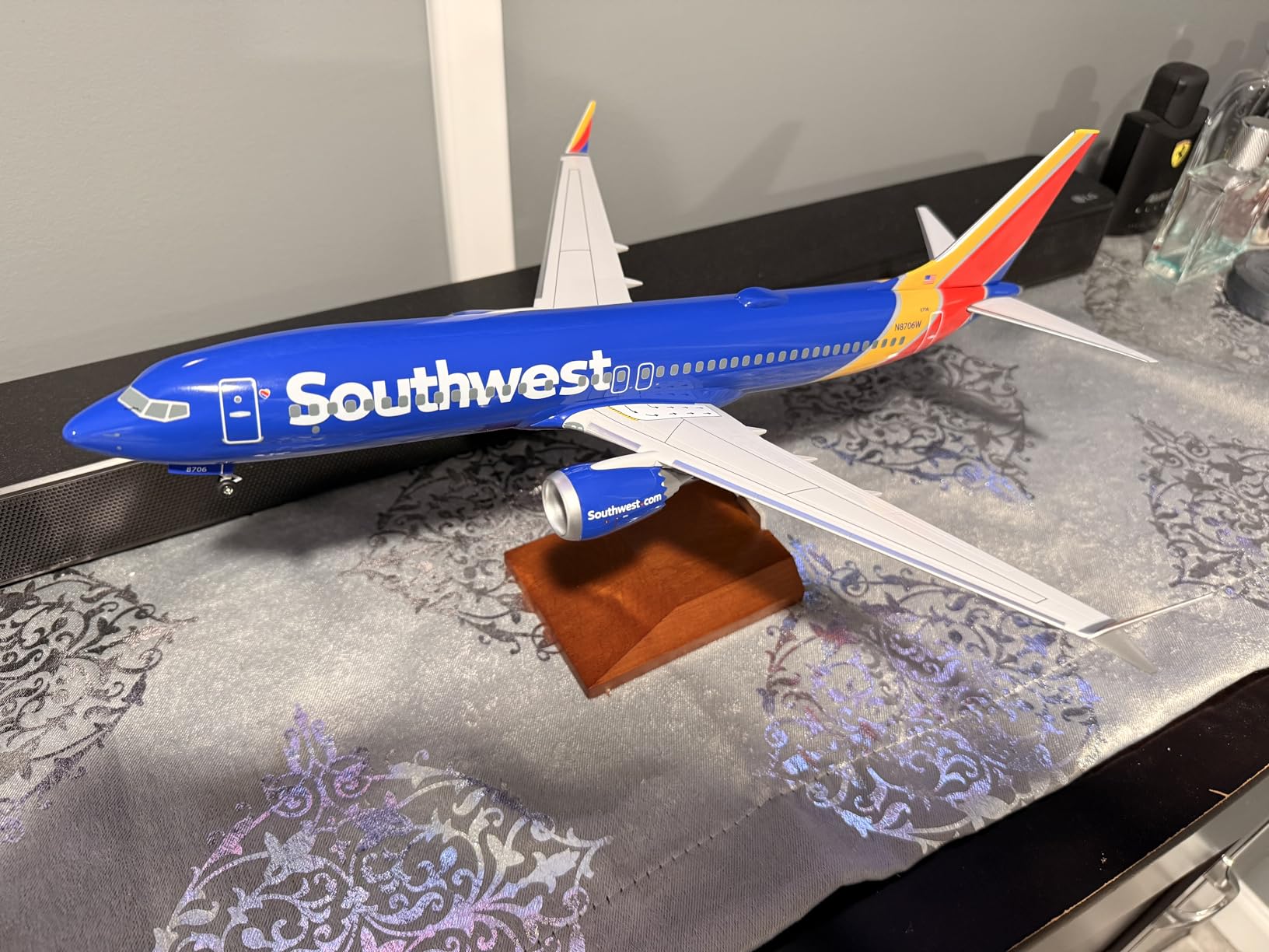 Daron Skymarks Southwest Airlines Boeing 737 MAX 8 1:130 Scale Model with Wi-Fi Dome and Stand customer photo 1