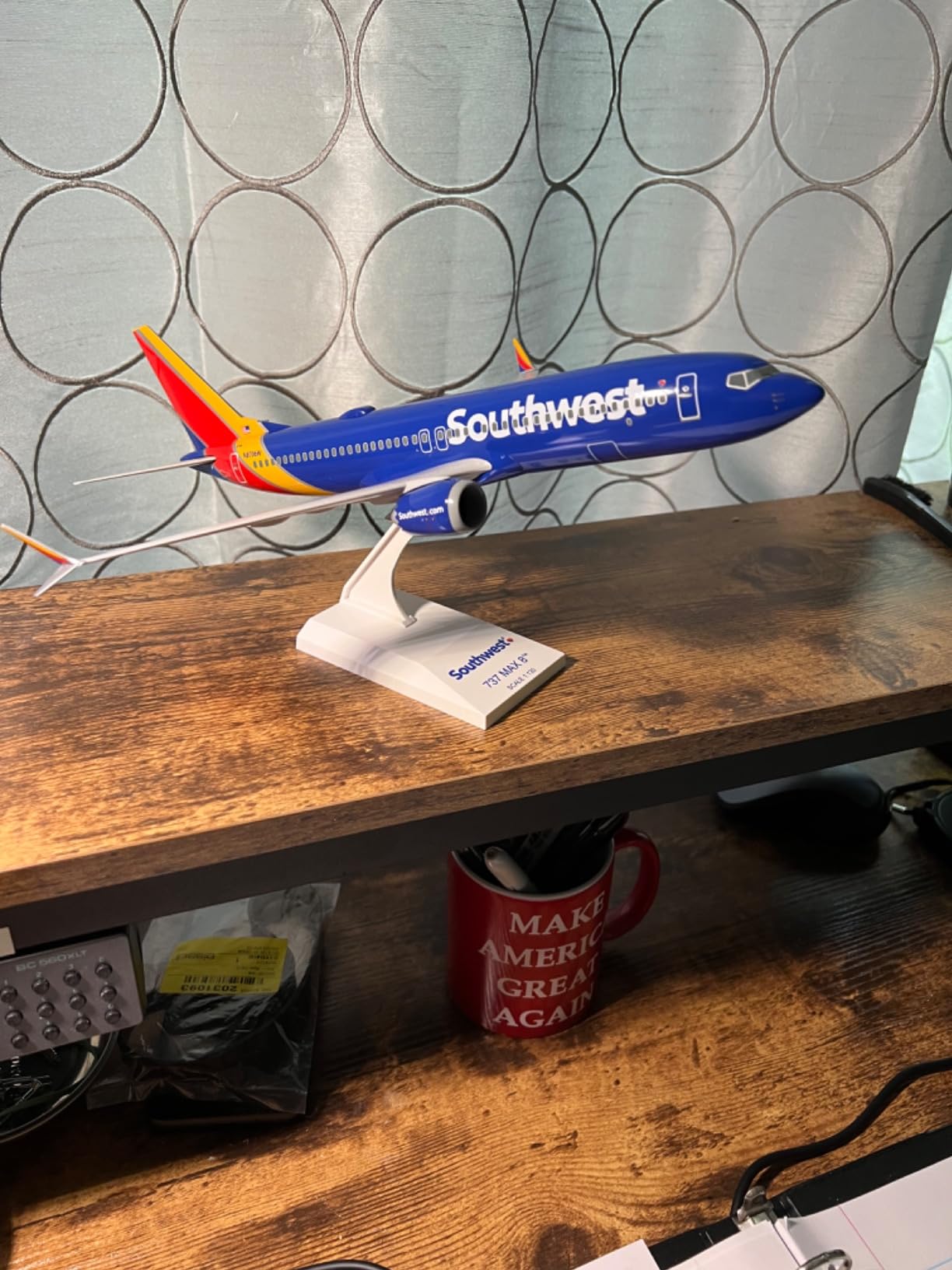 Daron Skymarks Southwest Airlines Boeing 737 MAX 8 1:130 Scale Model with Wi-Fi Dome and Stand customer photo 2