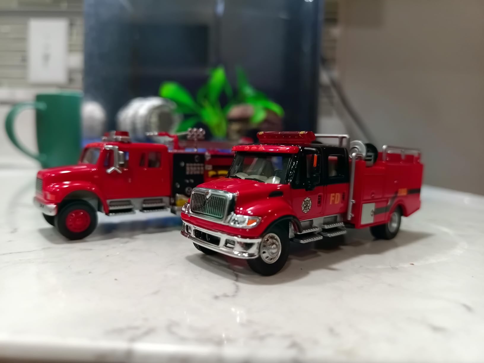 Walthers HO Scale 1/87 Scenemaster International(R) 7600 2-Axle Crew-Cab Brush Fire Truck - Assembled - Red, Black customer photo 1