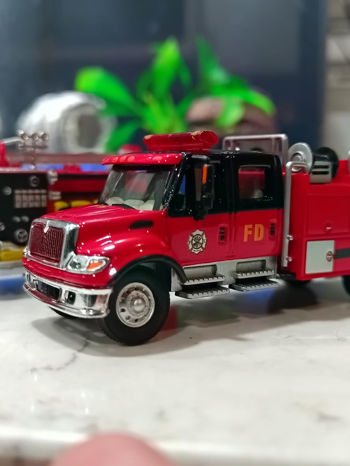 Walthers HO Scale 1/87 Scenemaster International(R) 7600 2-Axle Crew-Cab Brush Fire Truck - Assembled - Red, Black customer photo 2