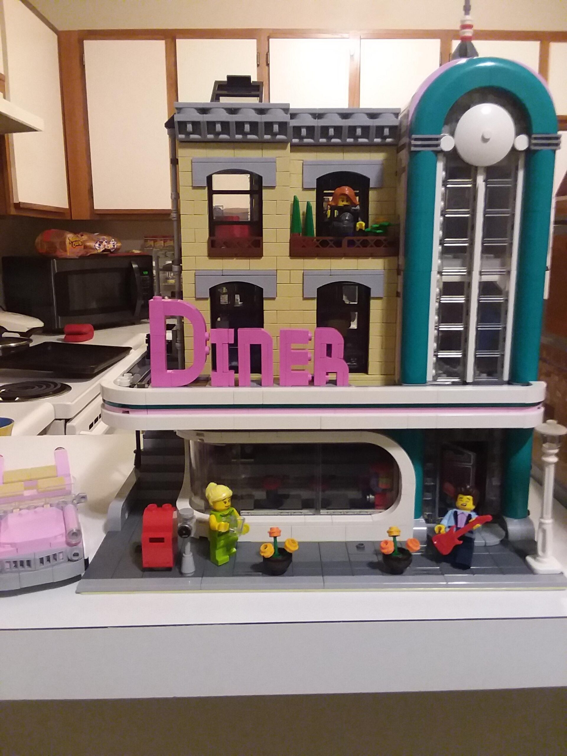 LEGO Creator Expert Downtown Diner 10260 Building Kit (2480 Pieces) customer photo 2