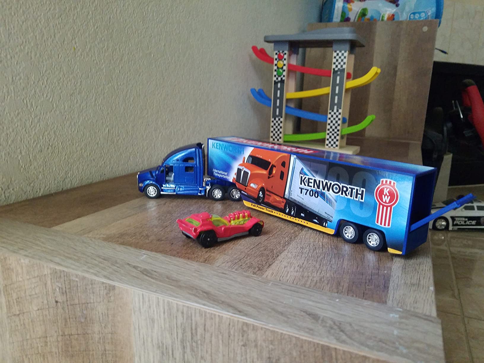 KiNSMART Kenworth T700 Container Truck, 1:68 Scale, Die Cast Metal Model, White with Decals, Pullback Action customer photo 1