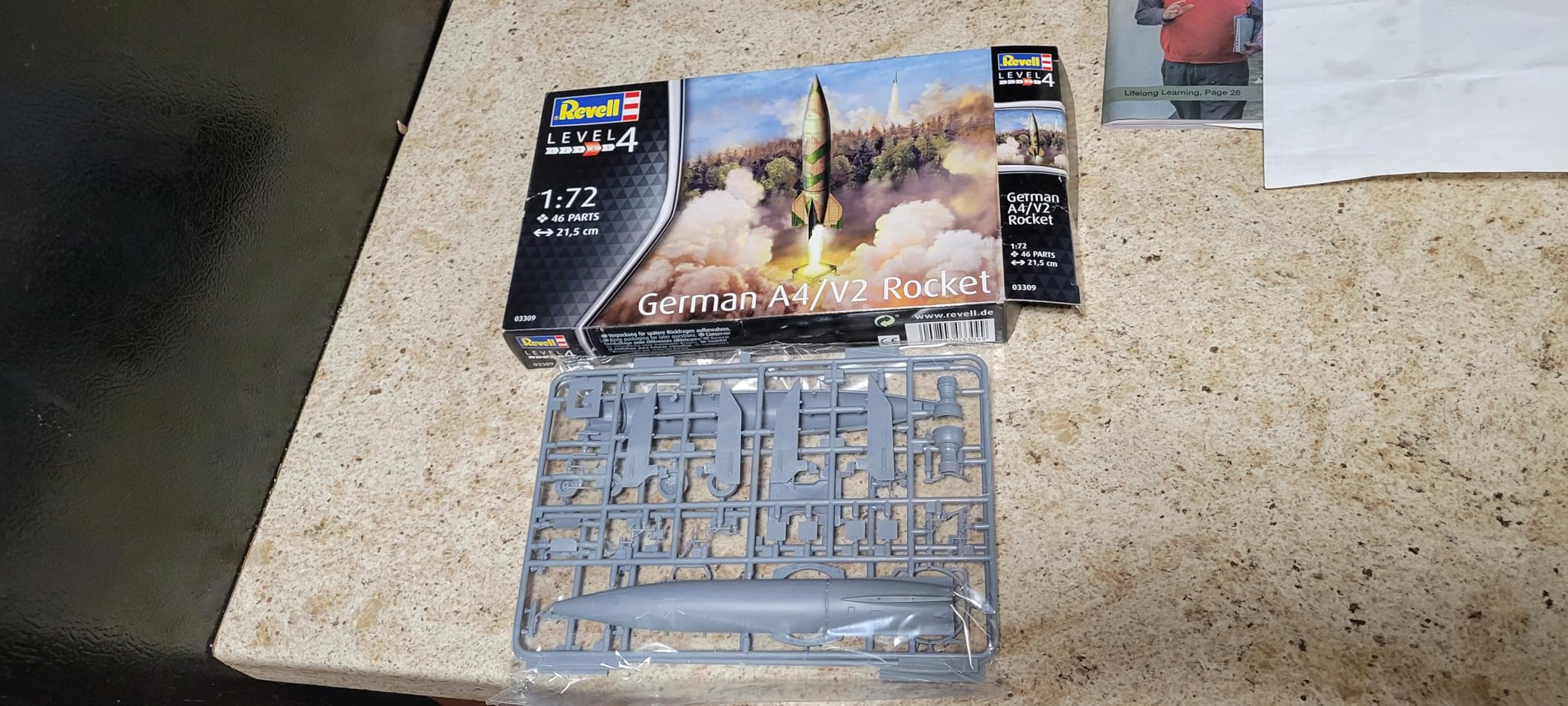 Revell GmbH 03309 German A4/V2 Rocket Plastic Model Kit, Black & White, 1:72 customer photo 2