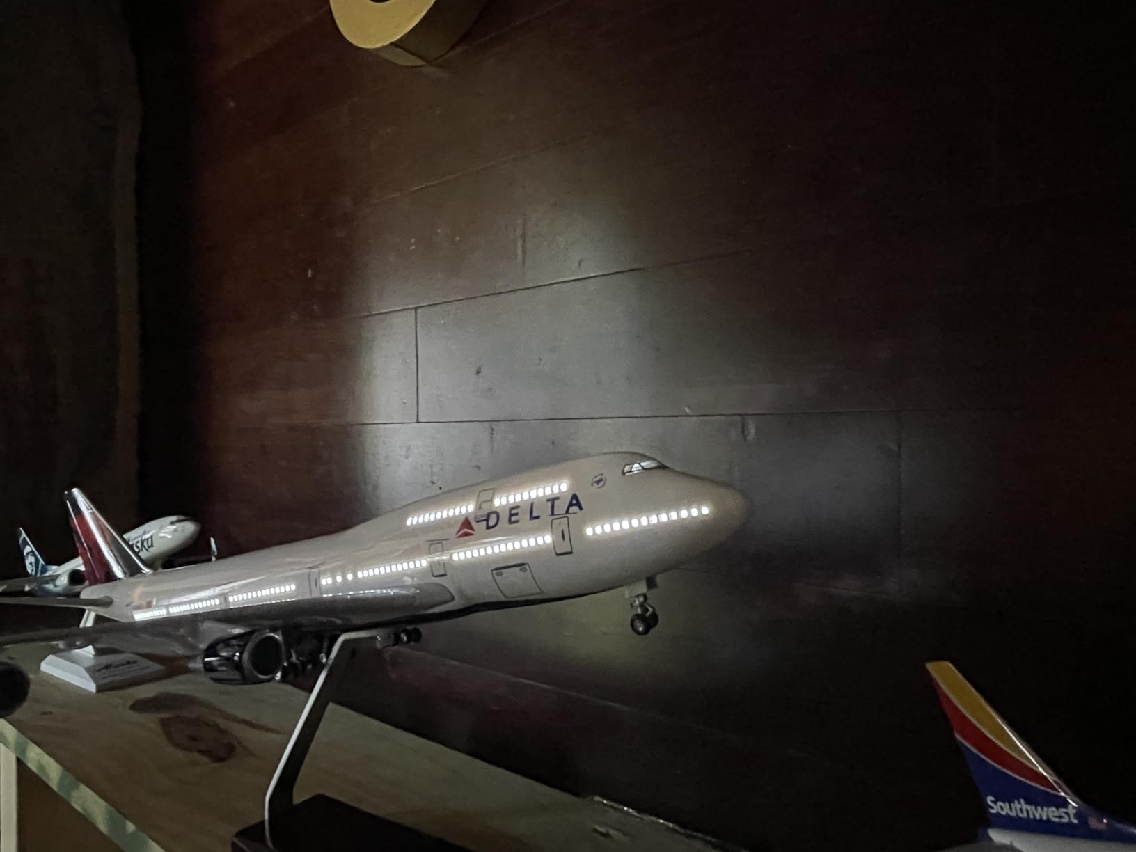 1/130 Scale Delta Boeing 747 Model Airplane With LED Light (Touch or Sound Control) for Adults, Decoration and Displays customer photo 1