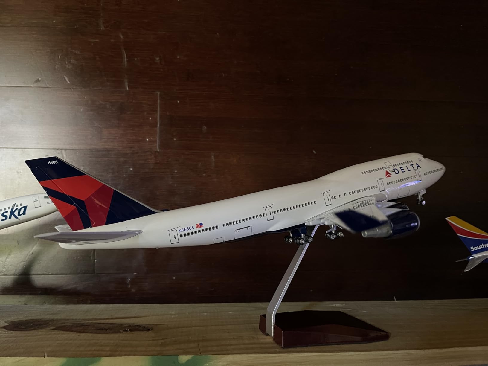 1/130 Scale Delta Boeing 747 Model Airplane With LED Light (Touch or Sound Control) for Adults, Decoration and Displays customer photo 2