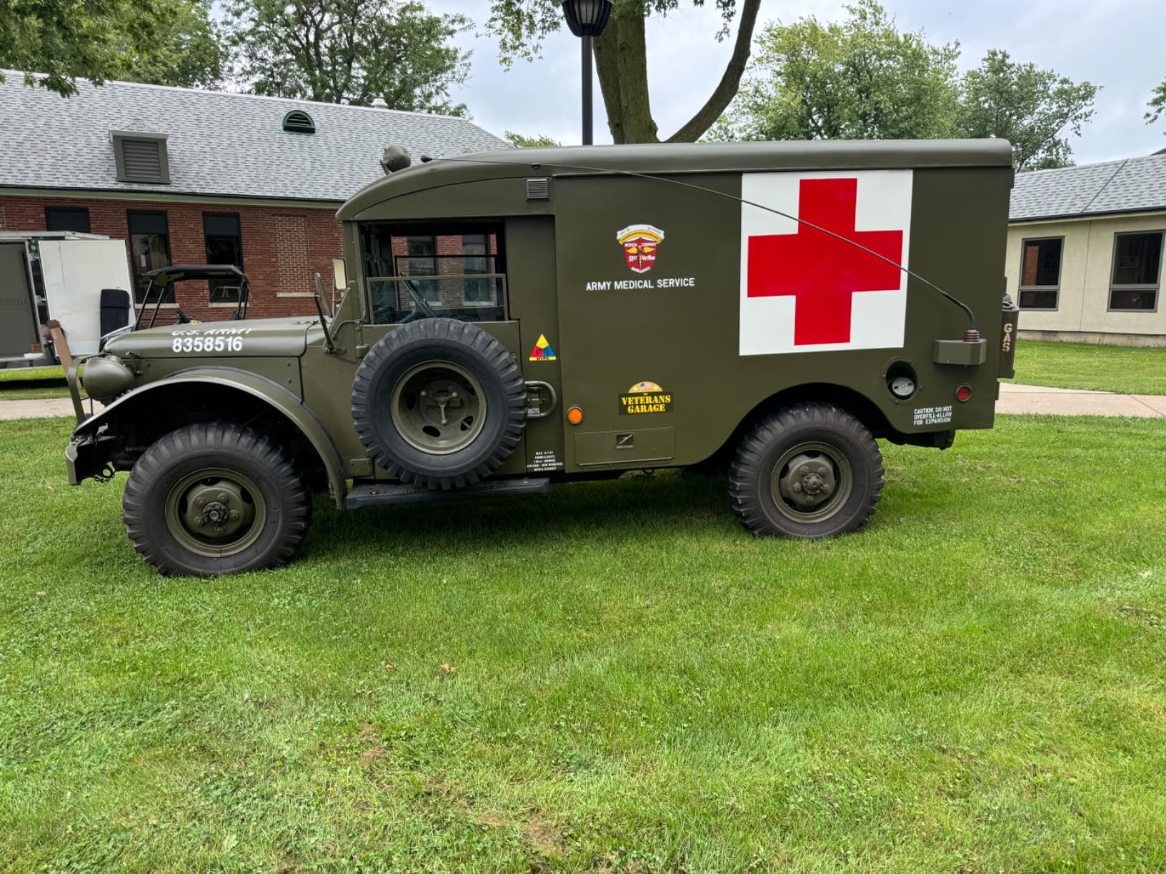 Roden 811 Dodge M43 3/4 TON 4X4 Ambulance Truck Plastic Scale Model KIT 1/35 customer photo 2