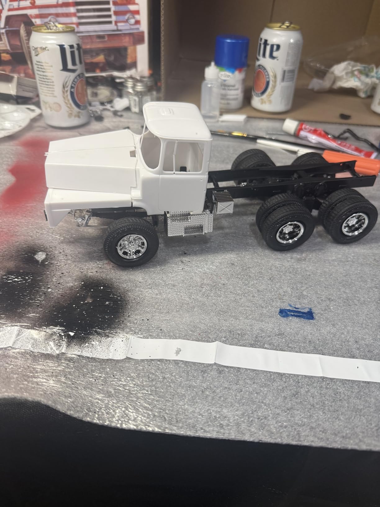 Mack DM800 Semi Tractor 1:25 Scale Model Kit (MPC899) customer photo 1