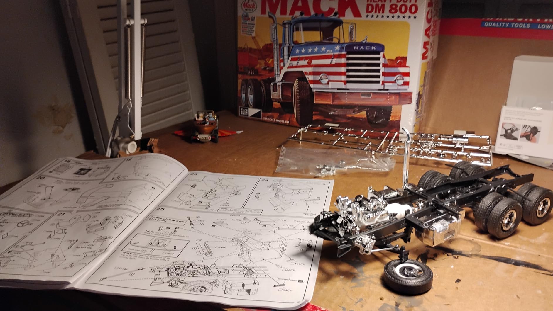 Mack DM800 Semi Tractor 1:25 Scale Model Kit (MPC899) customer photo 2