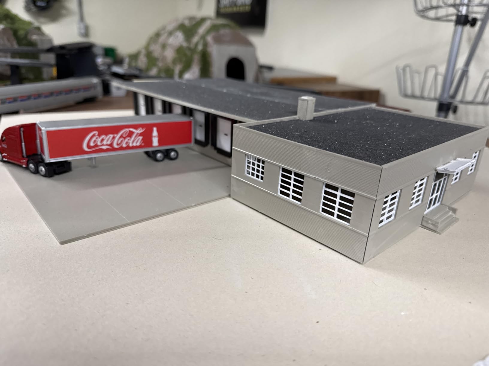 Walthers Cornerstone Cross-Dock Truck Facility 933-4131 HO Scale Model Railroad - Structure Kit customer photo 1