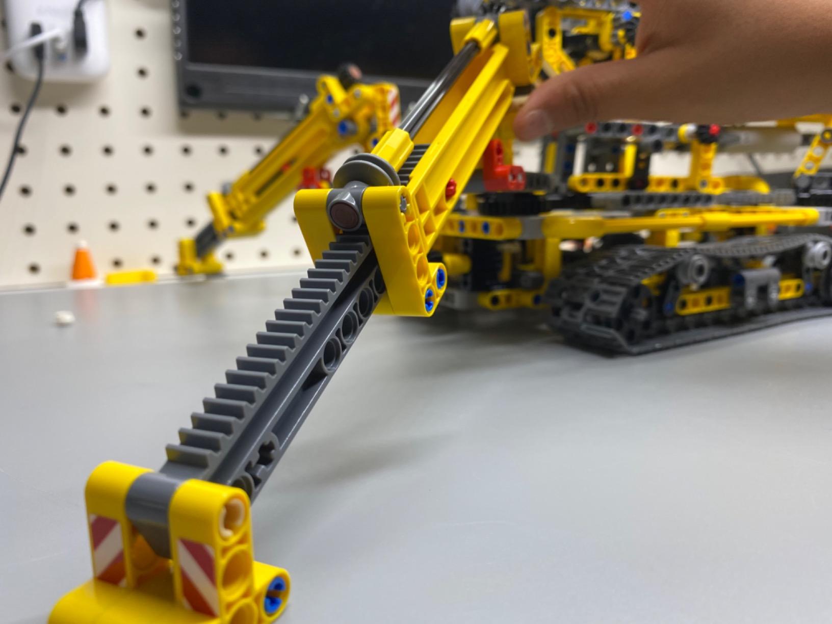 Technic Compact Crawler Crane 42097 Building Kit (920 Pieces) customer photo 1