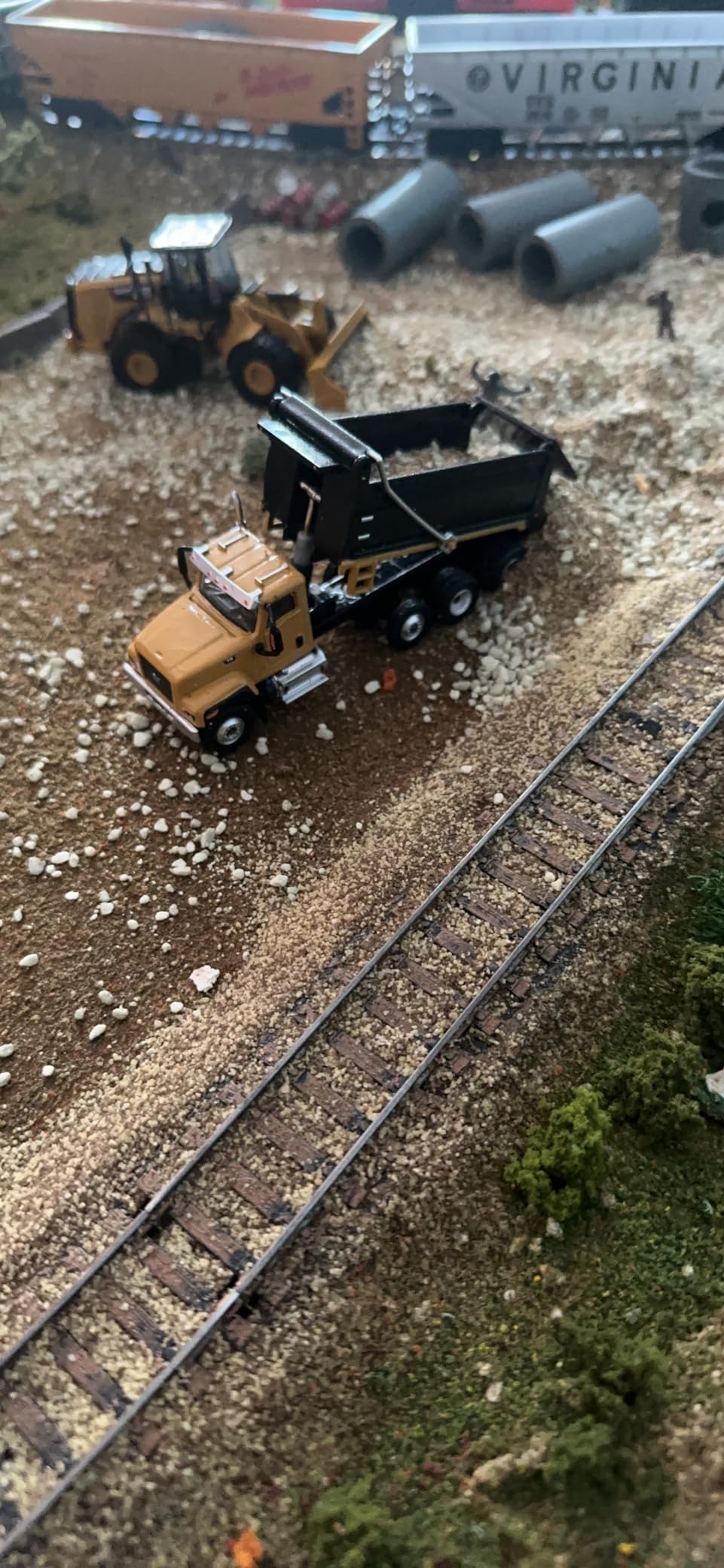 1:87 Caterpillar CT660 Dump Truck, HO Scale Series Cat Trucks & Construction Equipment | 1:87 Scale Model Diecast Collectible | Caterpillar Truck, Model 85514 customer photo 2